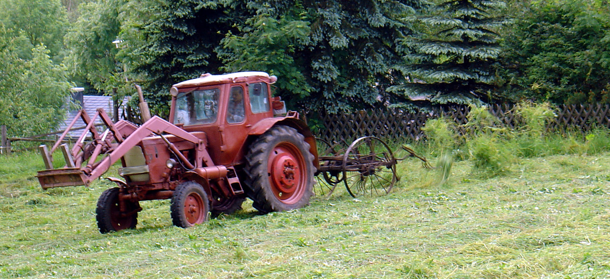 Traktor Belarus buatan Minsk Tractor Works (MTZ) sedang digunakan