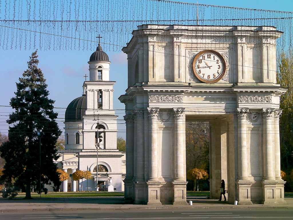 Gerbang Kemenangan dan Katedral Nativity serta menara locengnya di pusat Chișinău