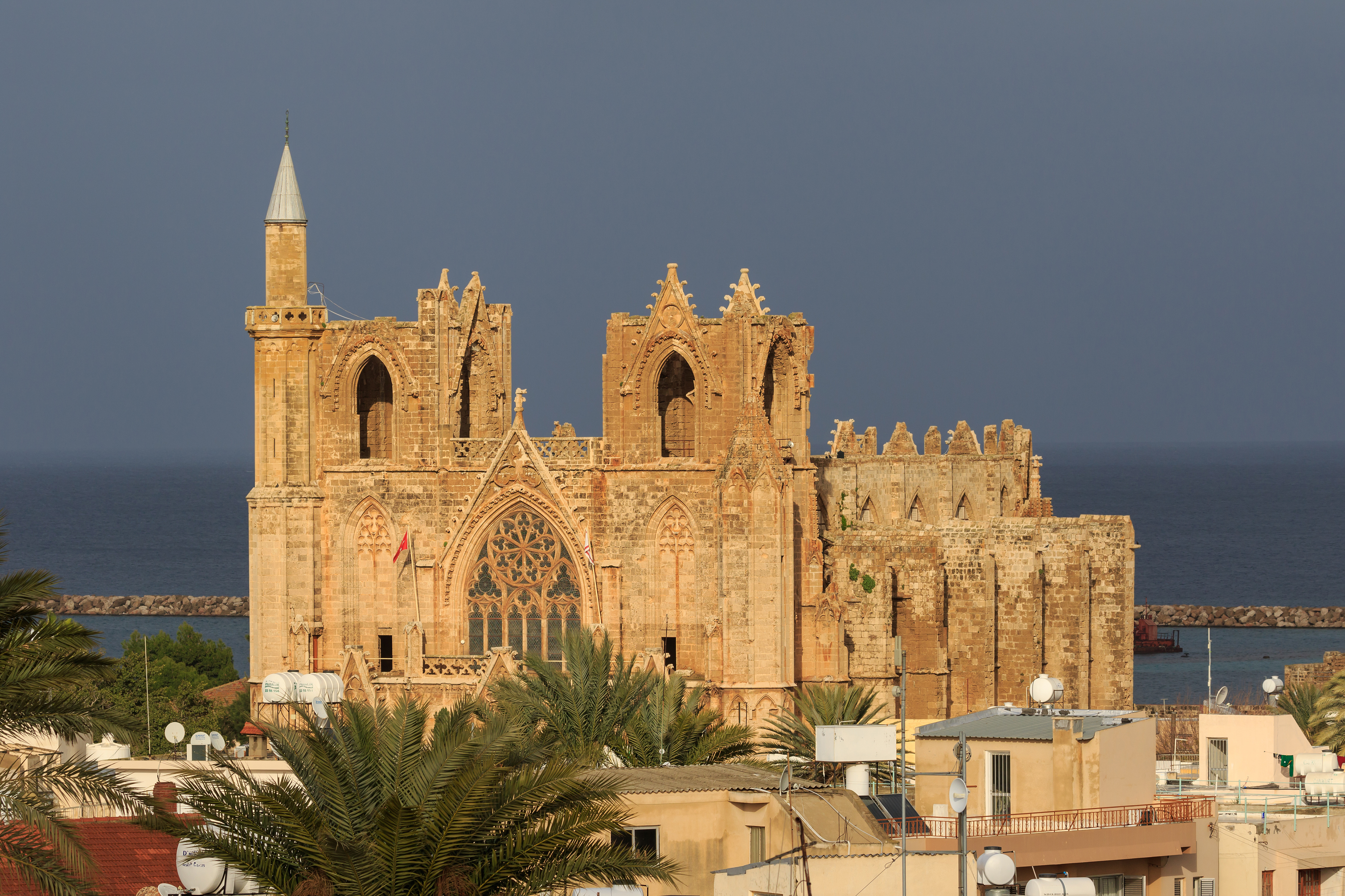 Masjid Lala Mustafa Pasha di Famagusta (Gazimağusa). Sebelum ini adalah Katedral Saint Nicholas sebelum diubah suai pada tahun 1571.