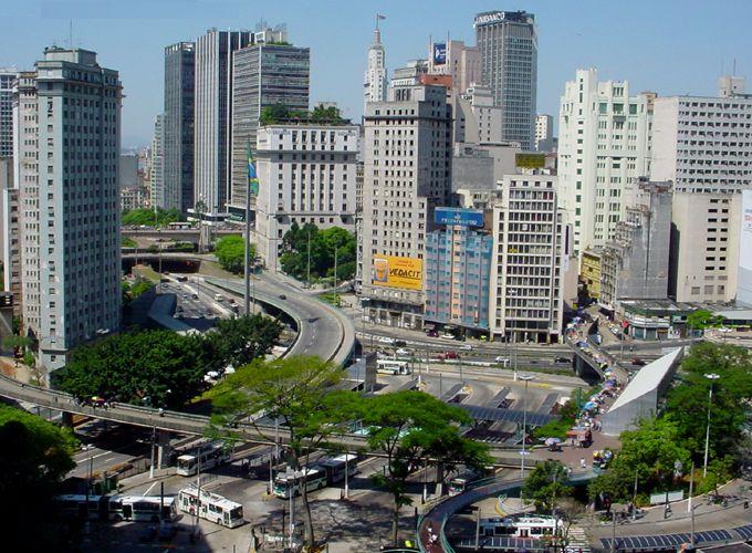 サンパウロ中心部。ブラジル最大の都市であり、南半球最大の経済・文化の中心地の一つ。