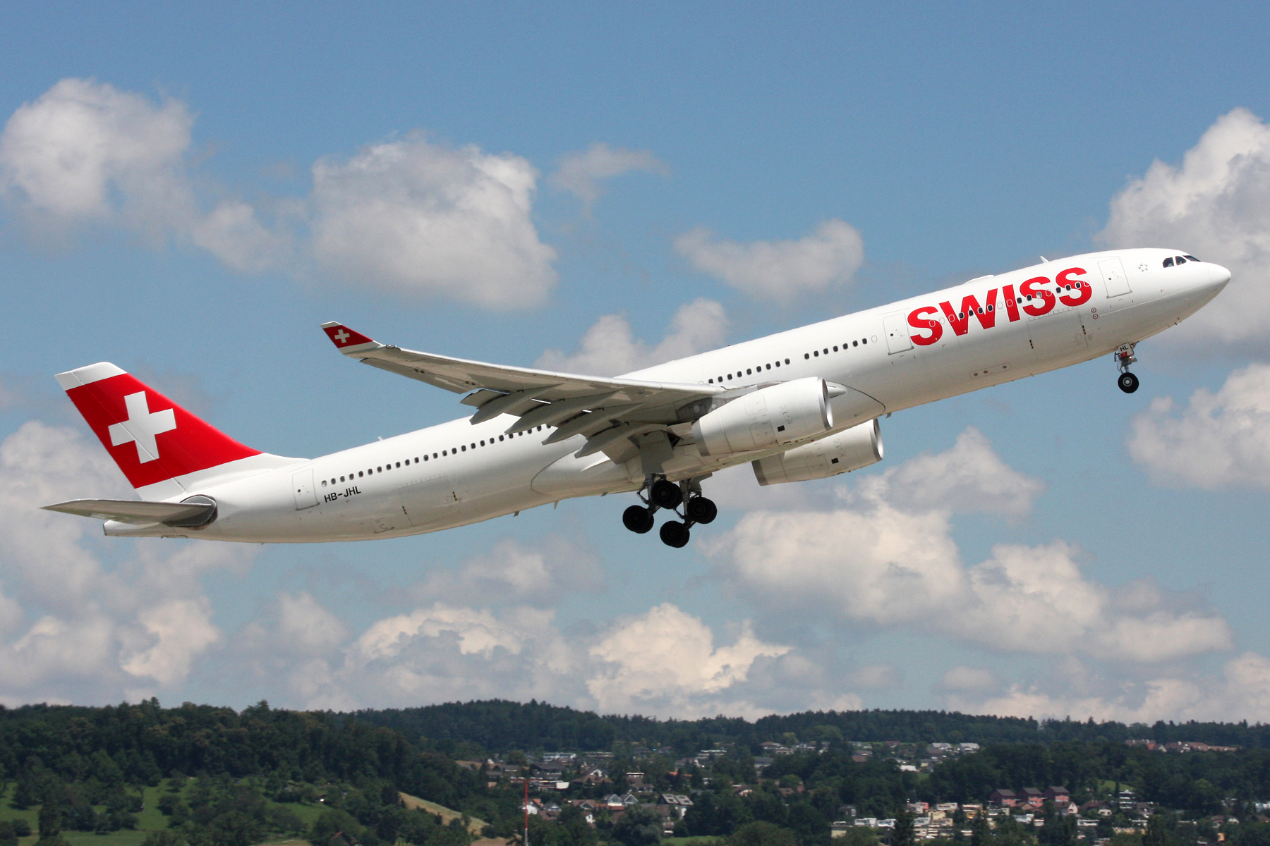 Sebuah pesawat Airbus A330 milik Swiss International Air Lines.