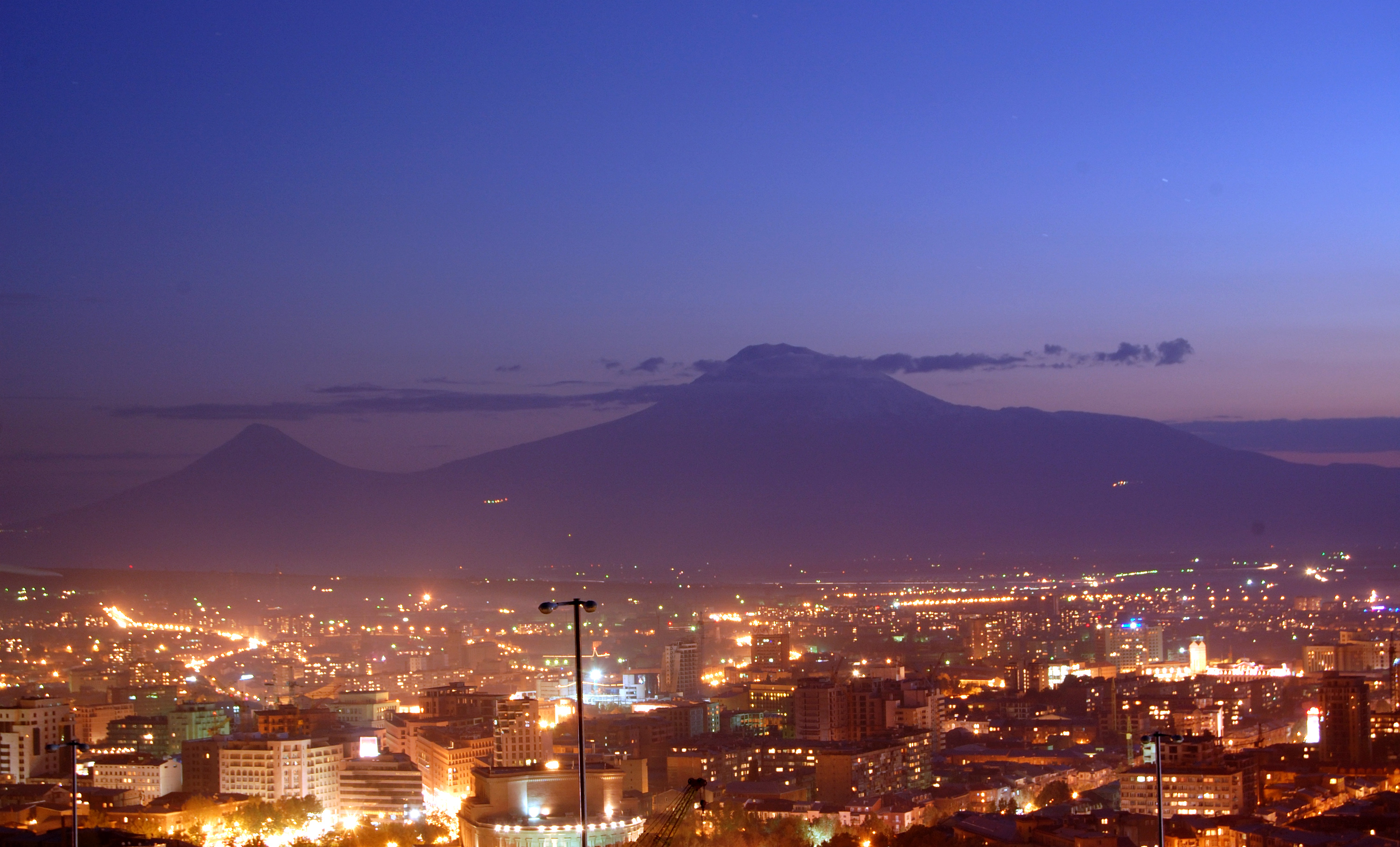 Yerevan dengan Gunung Ararat di latar belakang