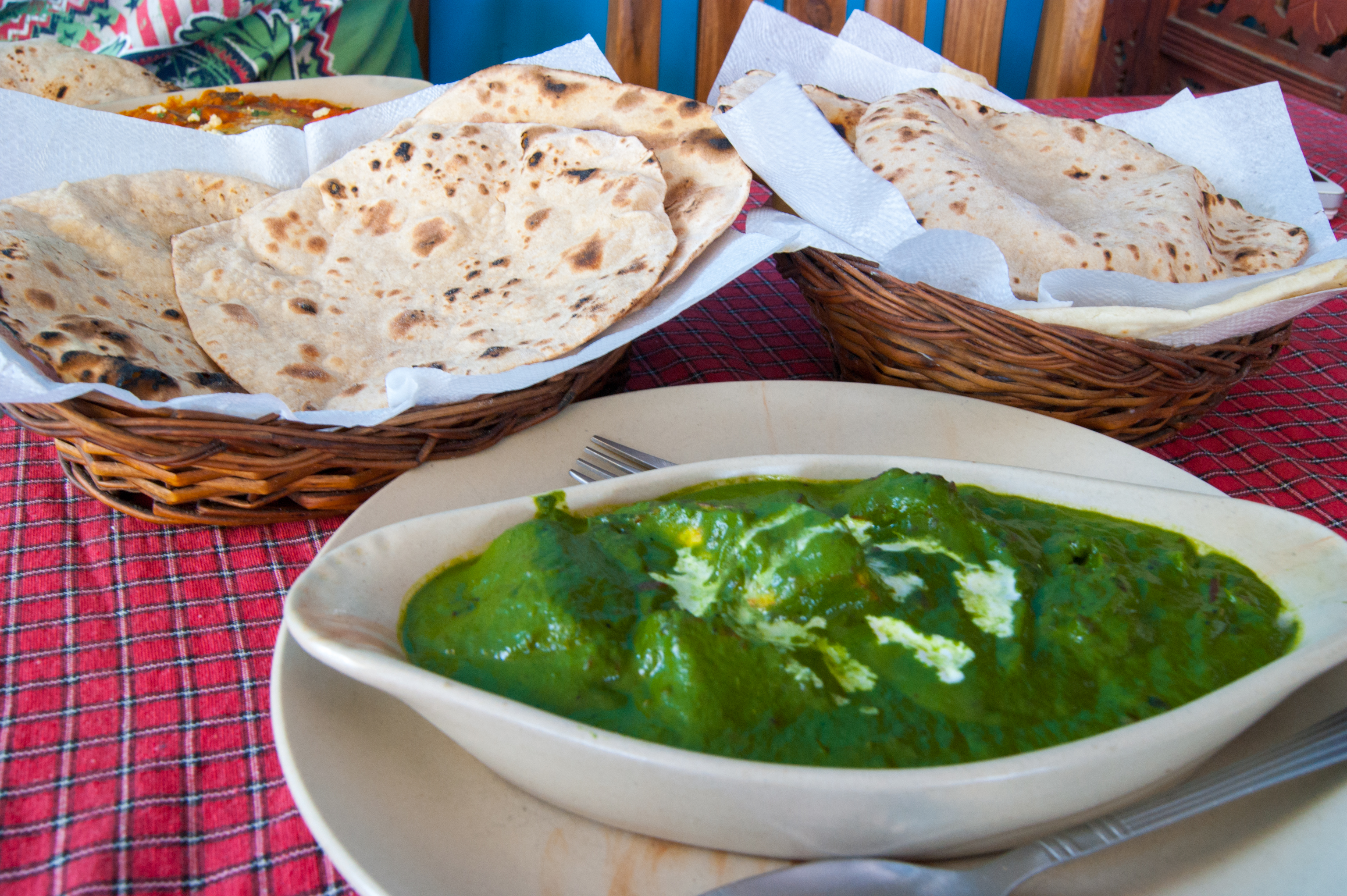 Palak paneer ăn kèm với roti kiểu Bắc Ấn Độ.