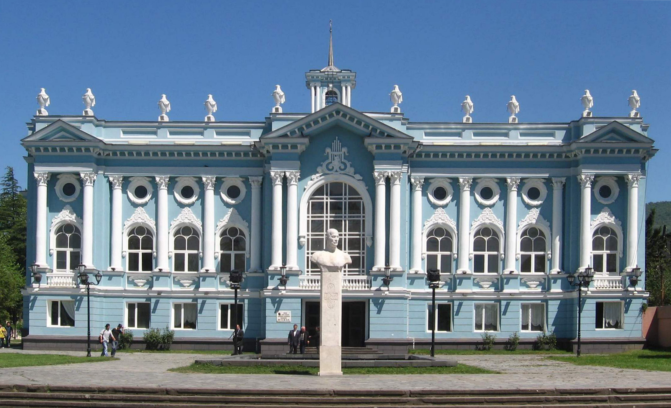 Nhà hát Quốc gia Akaki tại Senaki, một ví dụ về phong cách tân cổ điển với các yếu tố baroque tại Gruzia. Kiến trúc sư Vakhtang Gogoladze.
