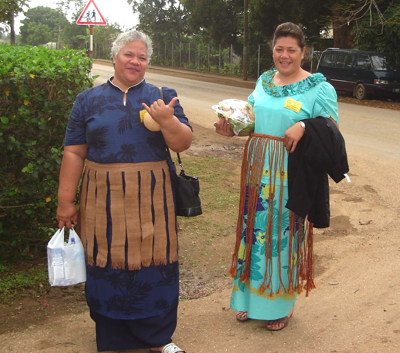 Seorang wanita Tonga memakai kiekie (hiasan pinggang anyaman) di atas tupenu (sarung), menunjukkan kraf tradisional.