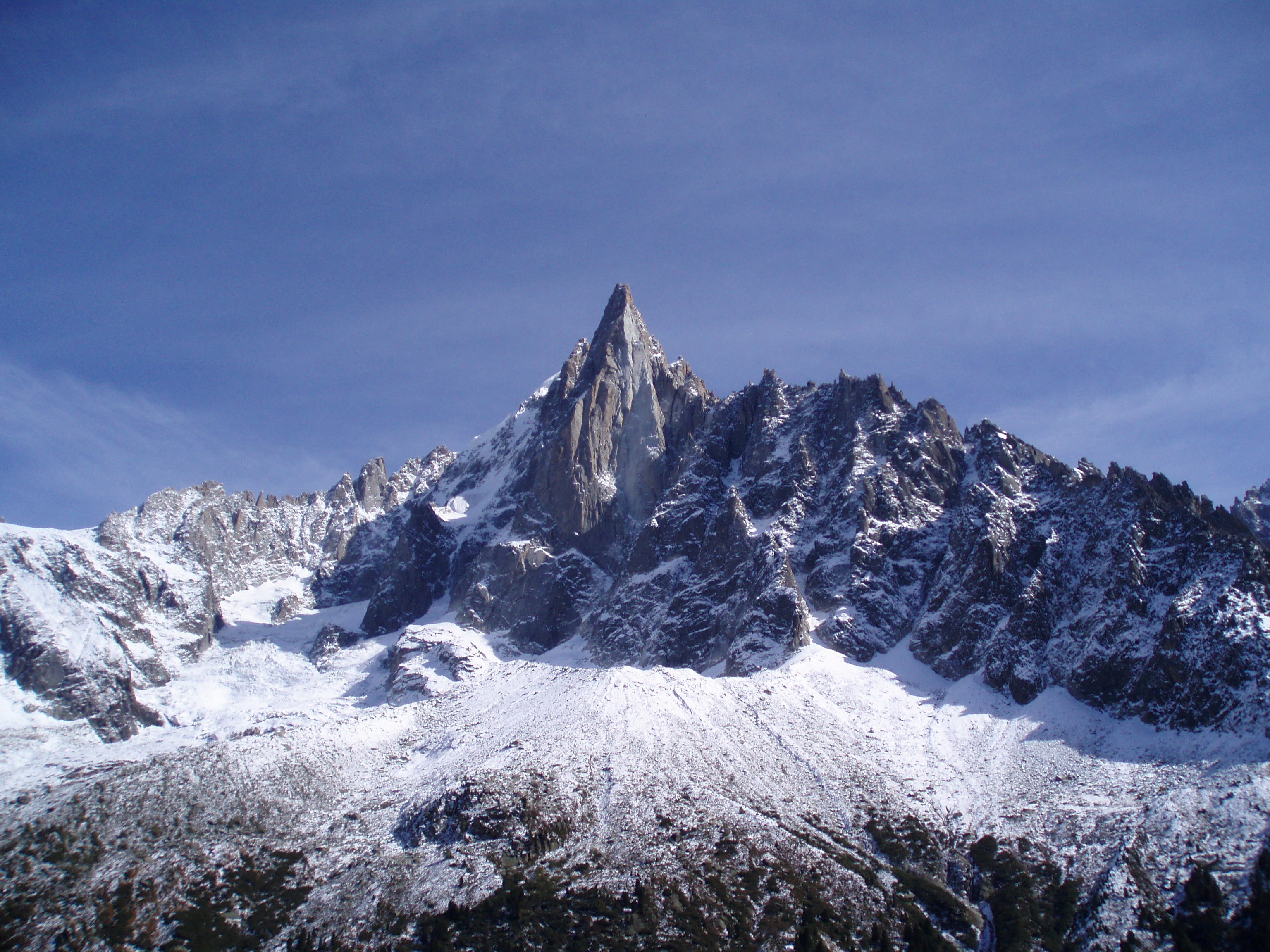 Pemandangan Aiguille du Dru di musim dingin, contoh iklim Alpen.