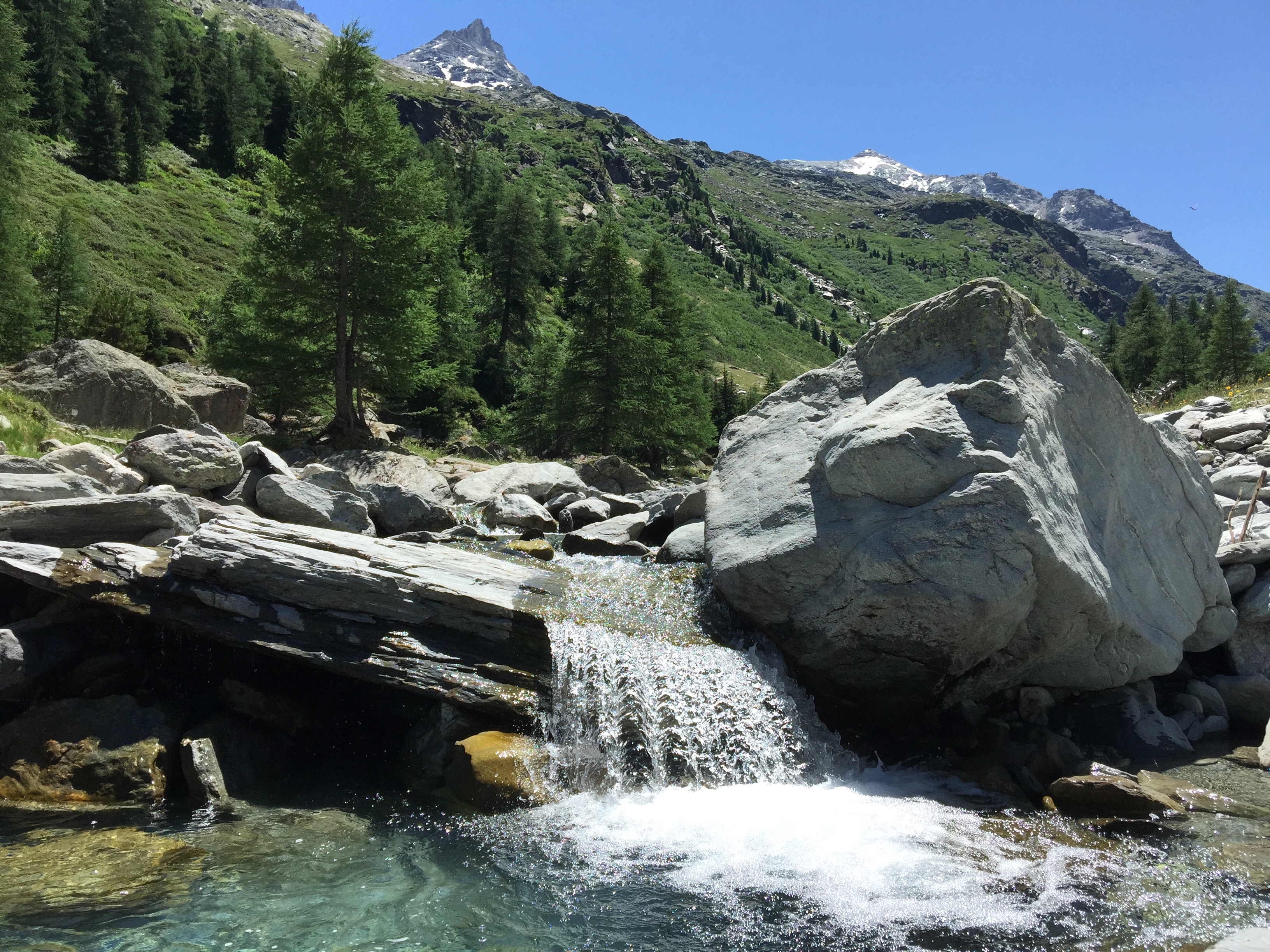 Lembah Maurienne di Pegunungan Alpen, menunjukkan lanskap iklim pegunungan.