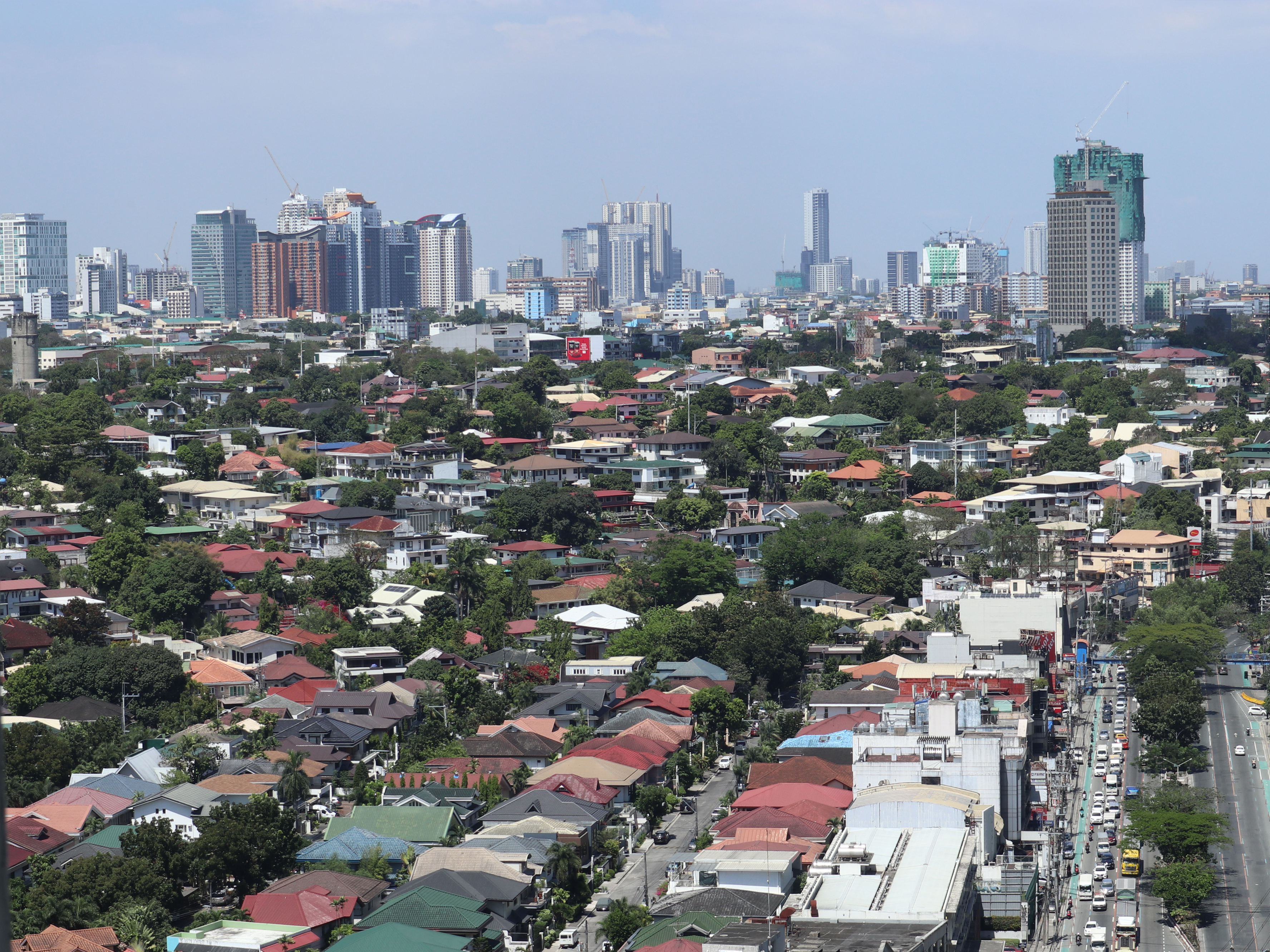 Pemandangan Bandar Quezon dari Libis, White Plains.