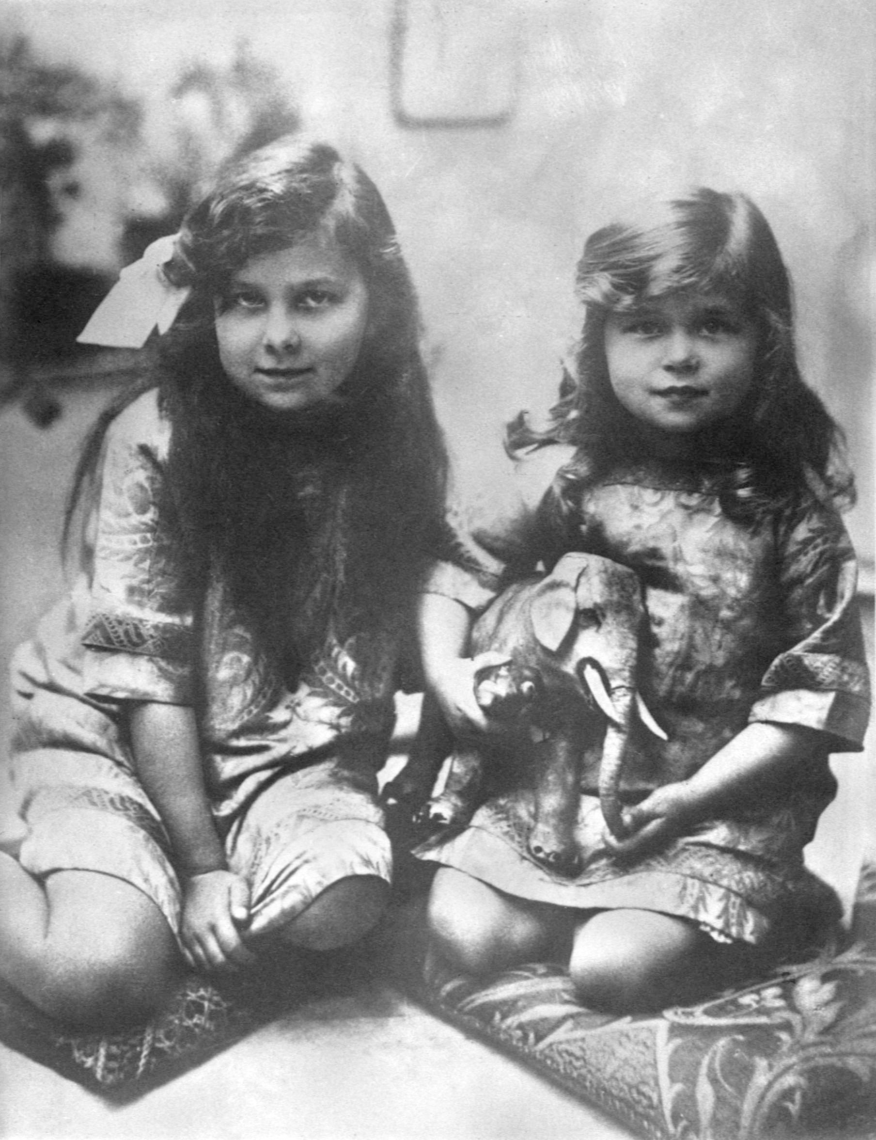 1915年のマリヤ(左)と妹キーラ(右)