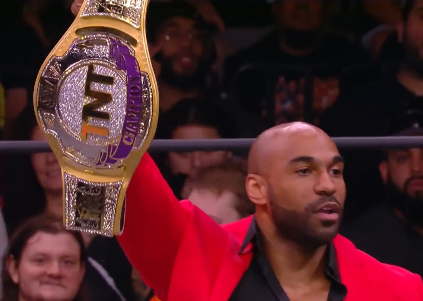 ロサンゼルス出身のスカイは、ロサンゼルス・レイカーズのファンであることから、2度目のAEW TNT王座獲得時に、レイカーズのチームカラーである金と紫を基調とした特製ベルトを作成した。ベルトの端には、レイカーズの往年のスター、コービー・ブライアントの背番号「8-24」が刻まれている。
