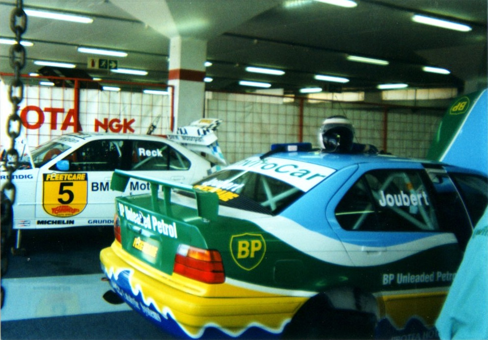 Kereta touring super BMW 318iS milik Deon Joubert dan Sabine Schmitz, dirakam di Litar Grand Prix Kyalami pada Oktober 1995.