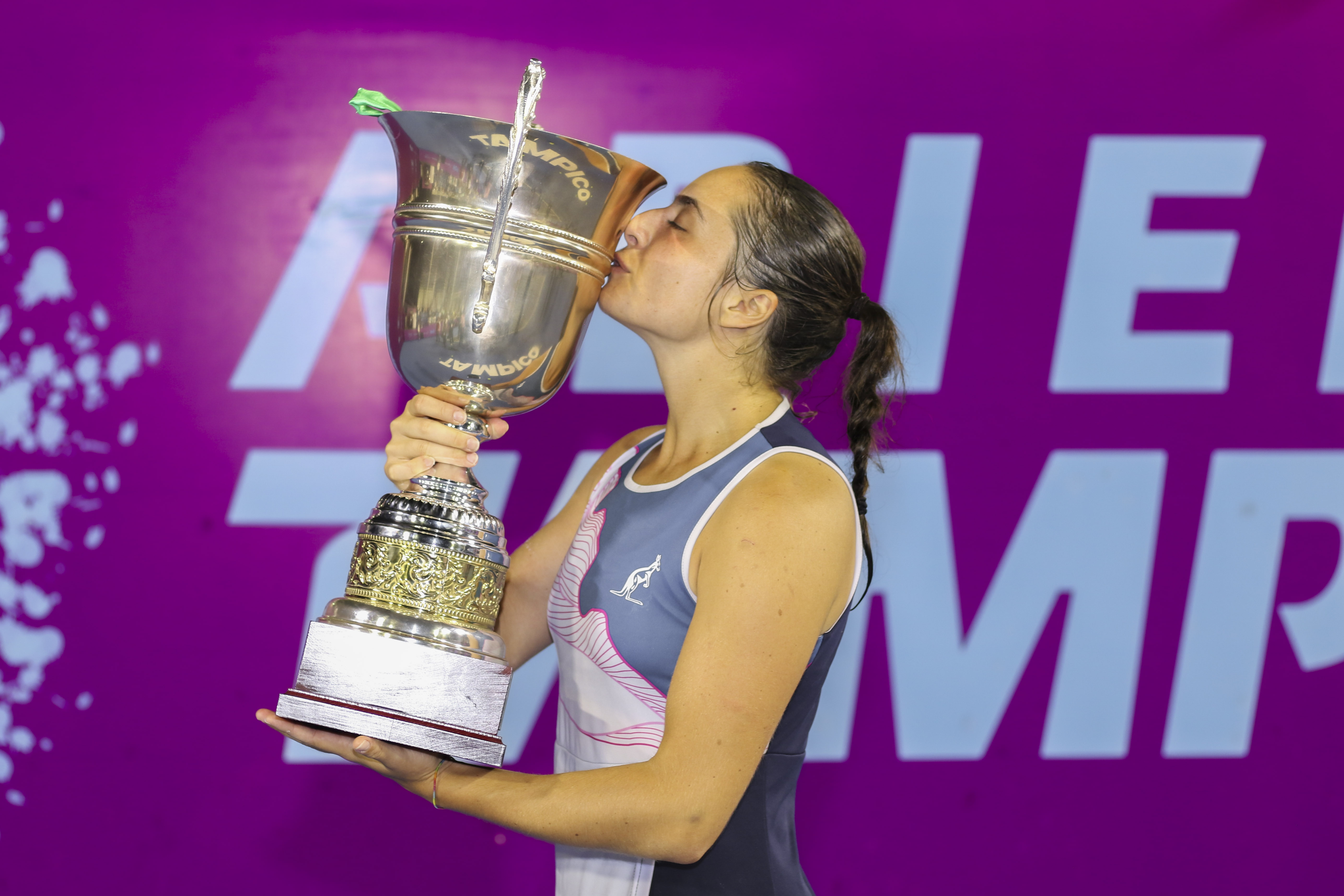 Cocciaretto with the 2022 Abierto Tampico singles trophy
