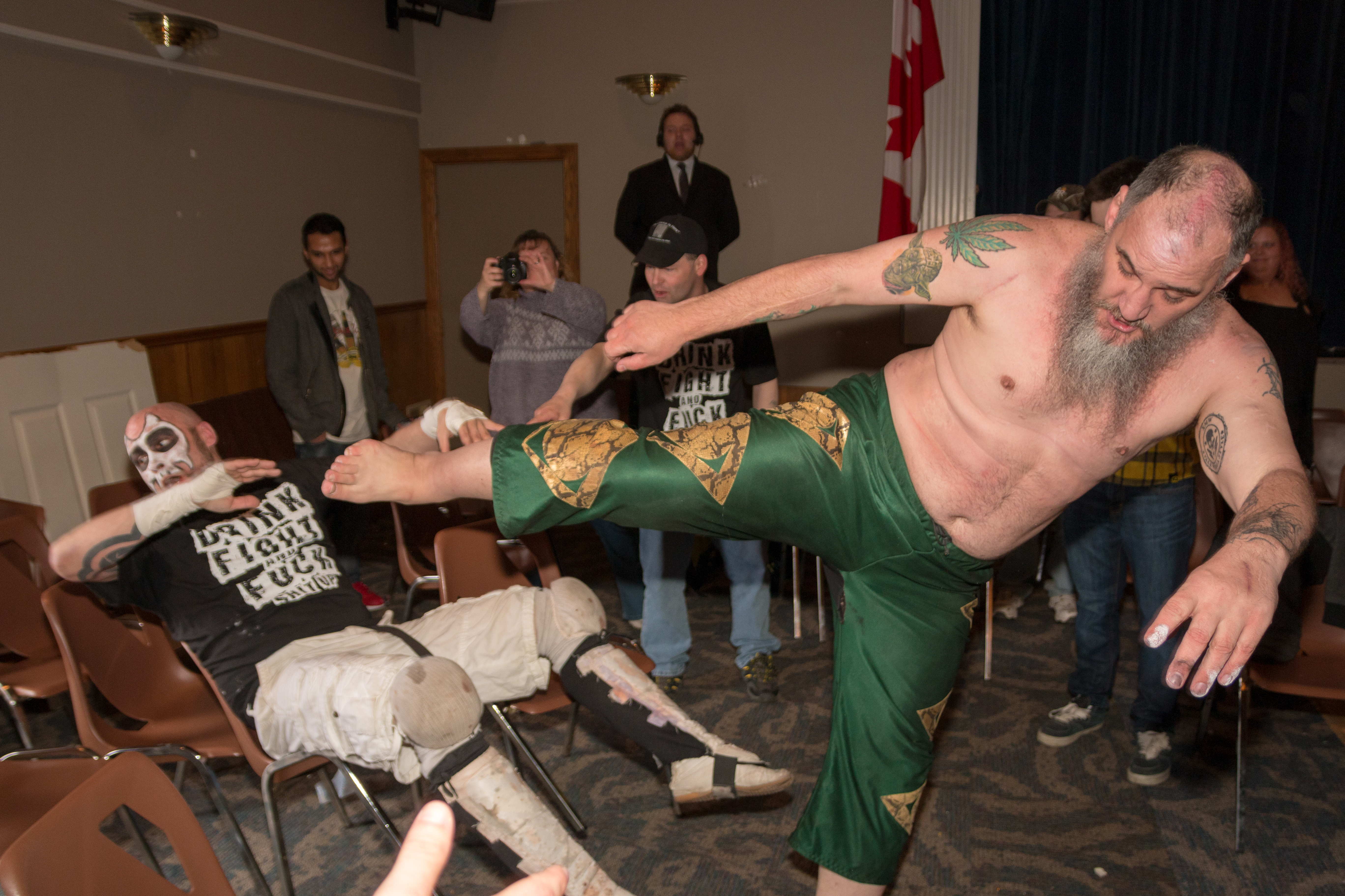 Necro Butcher membuat superkick kepada Warhed yang sedang duduk pada tahun 2014