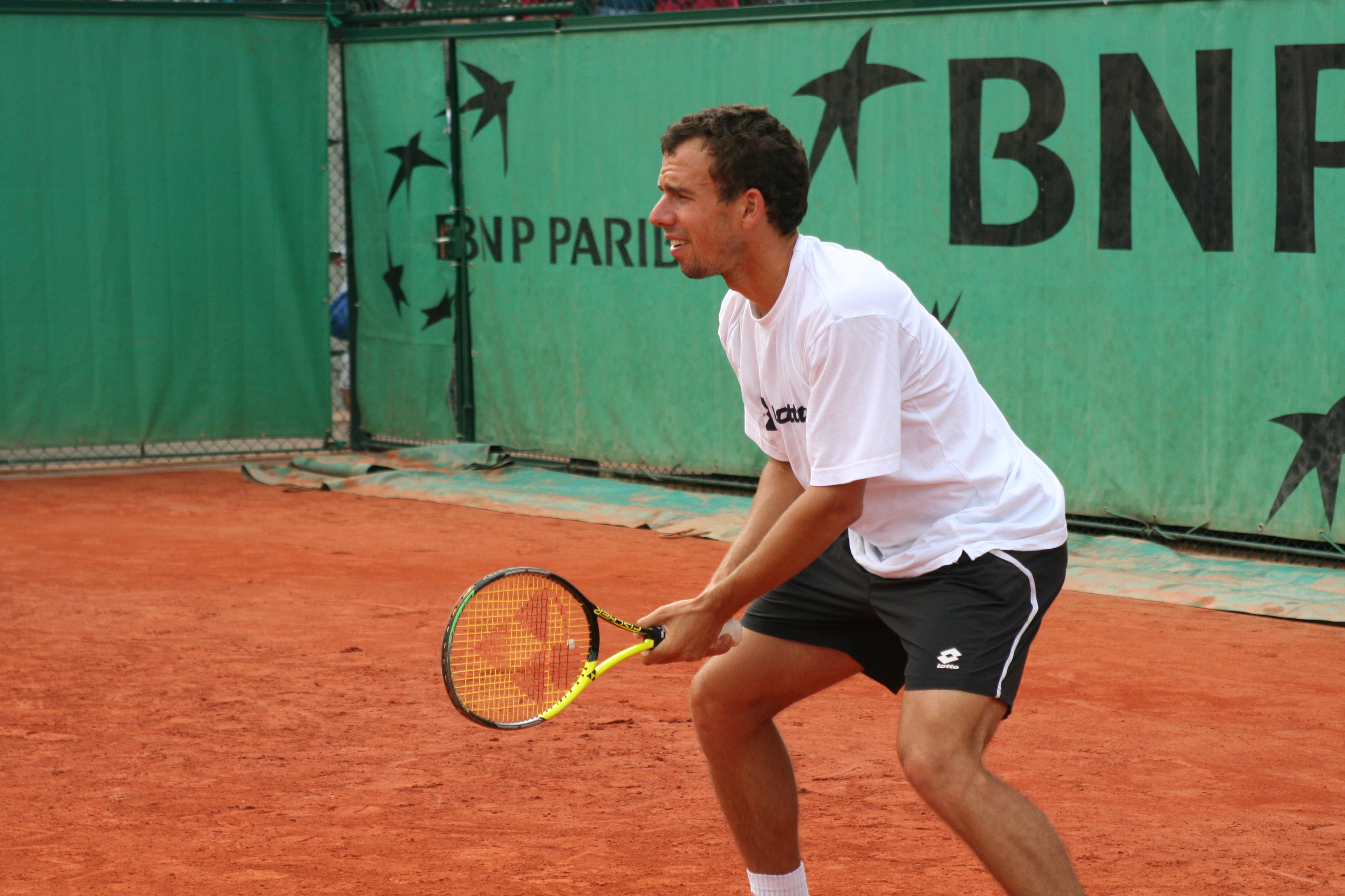 Dominik Hrbatý sedang berlatih semasa Terbuka Perancis 2006.