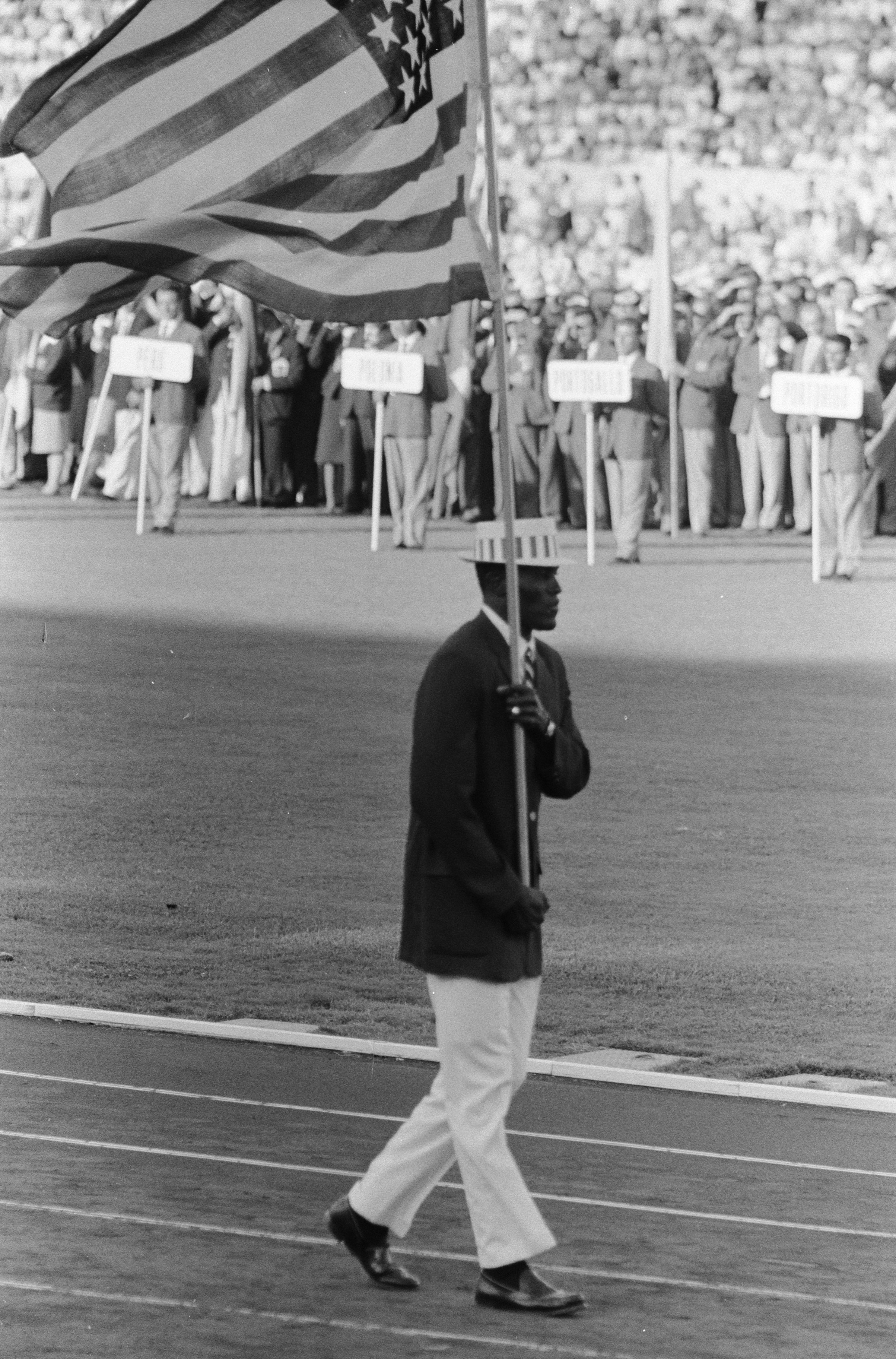 Rafer Johnson sebagai pembawa bendera pasukan AS pada Sukan Olimpik Musim Panas 1960.