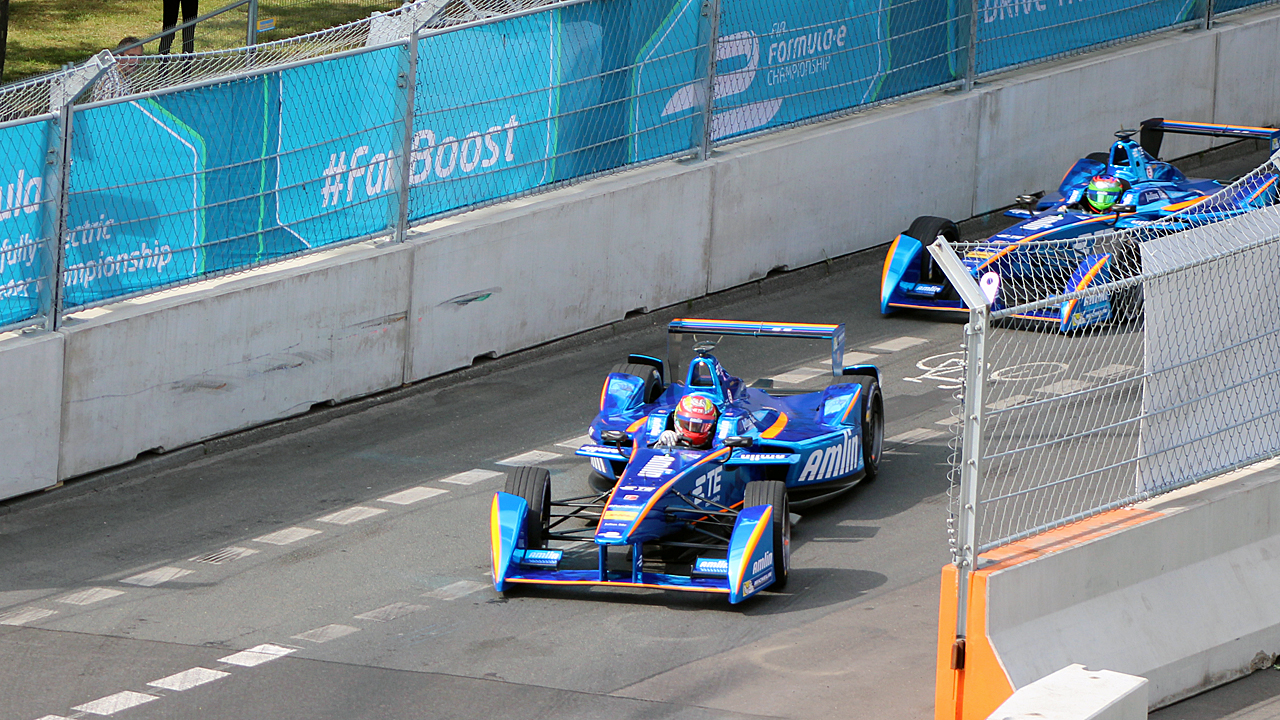 Frijns (front) during the 2016 Berlin ePrix with teammate Simona de Silvestro behind.