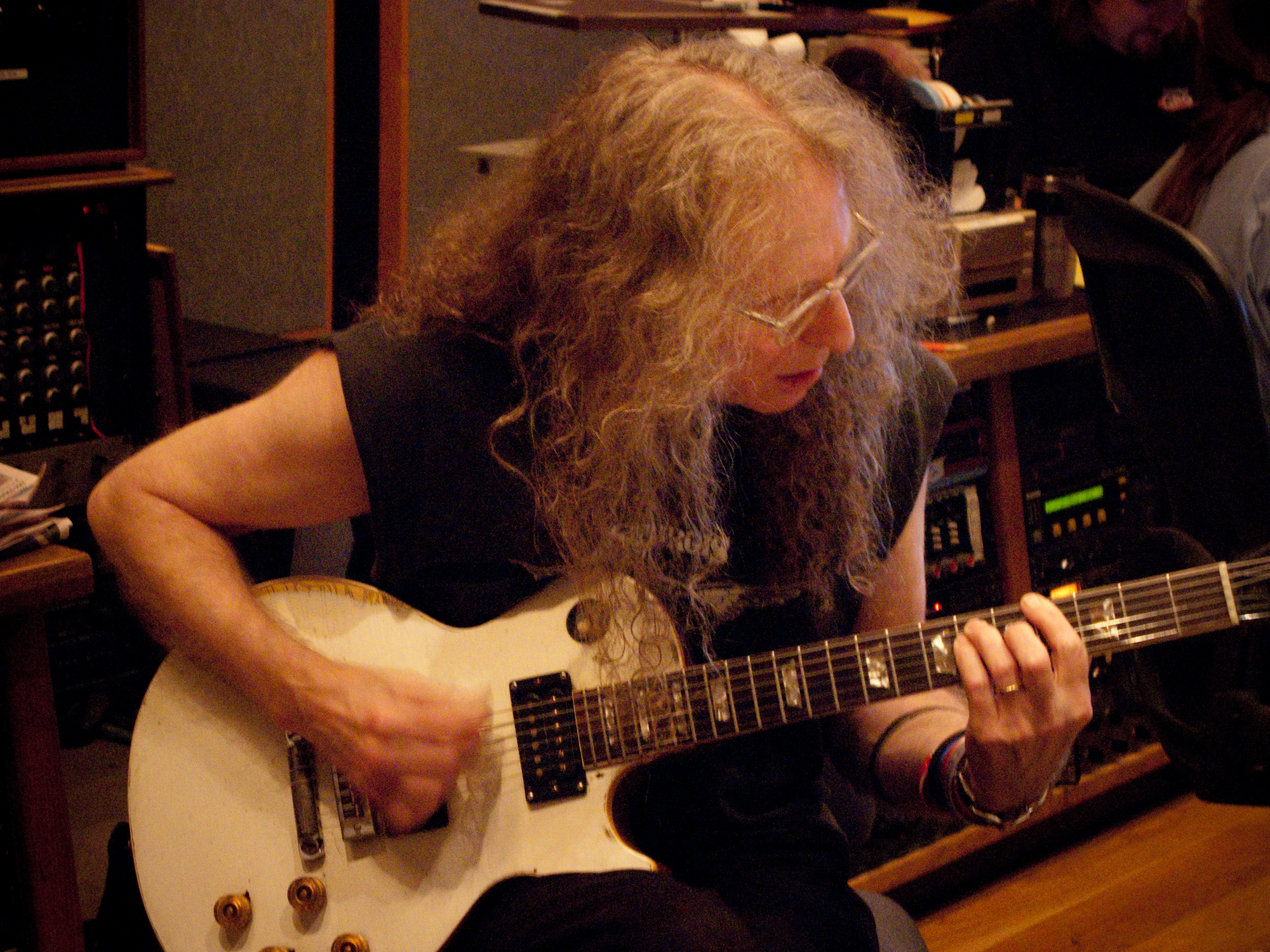Wachtel bersama gitar Gibson Les Paul beliau, pada tahun 2009.
