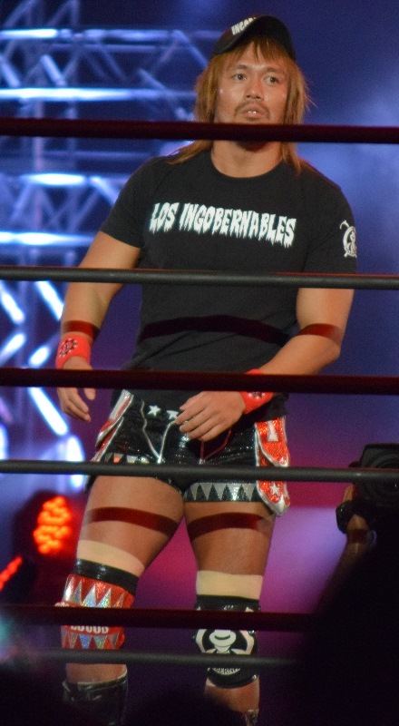 Naito, representing Los Ingobernables in August 2015