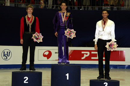 Takahashi (tengah) di podium Kejuaraan Empat Benua 2008.