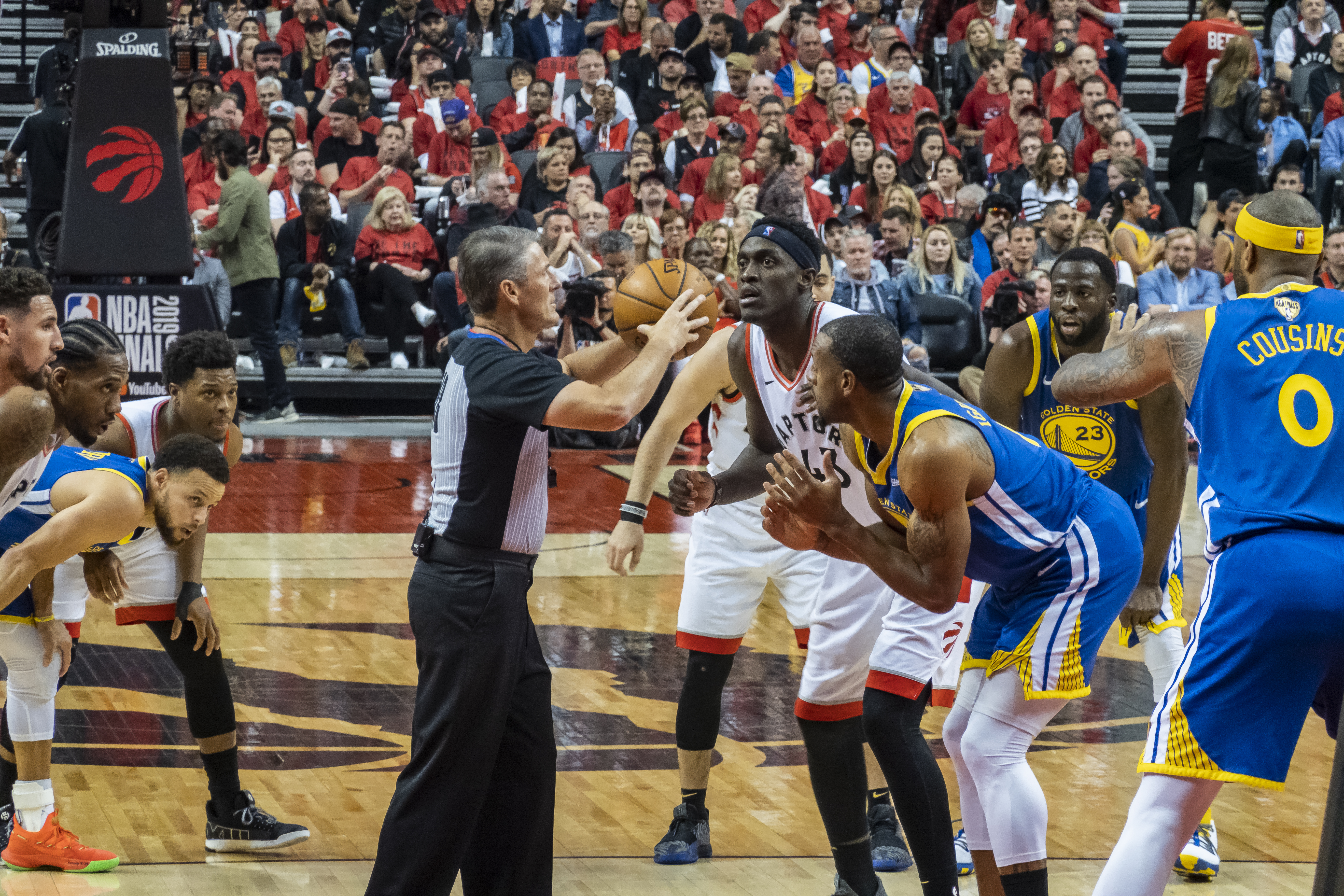 2019 NBA 파이널 2차전에서 앙드레 이궈달라와 점프 볼을 준비하는 시아캄