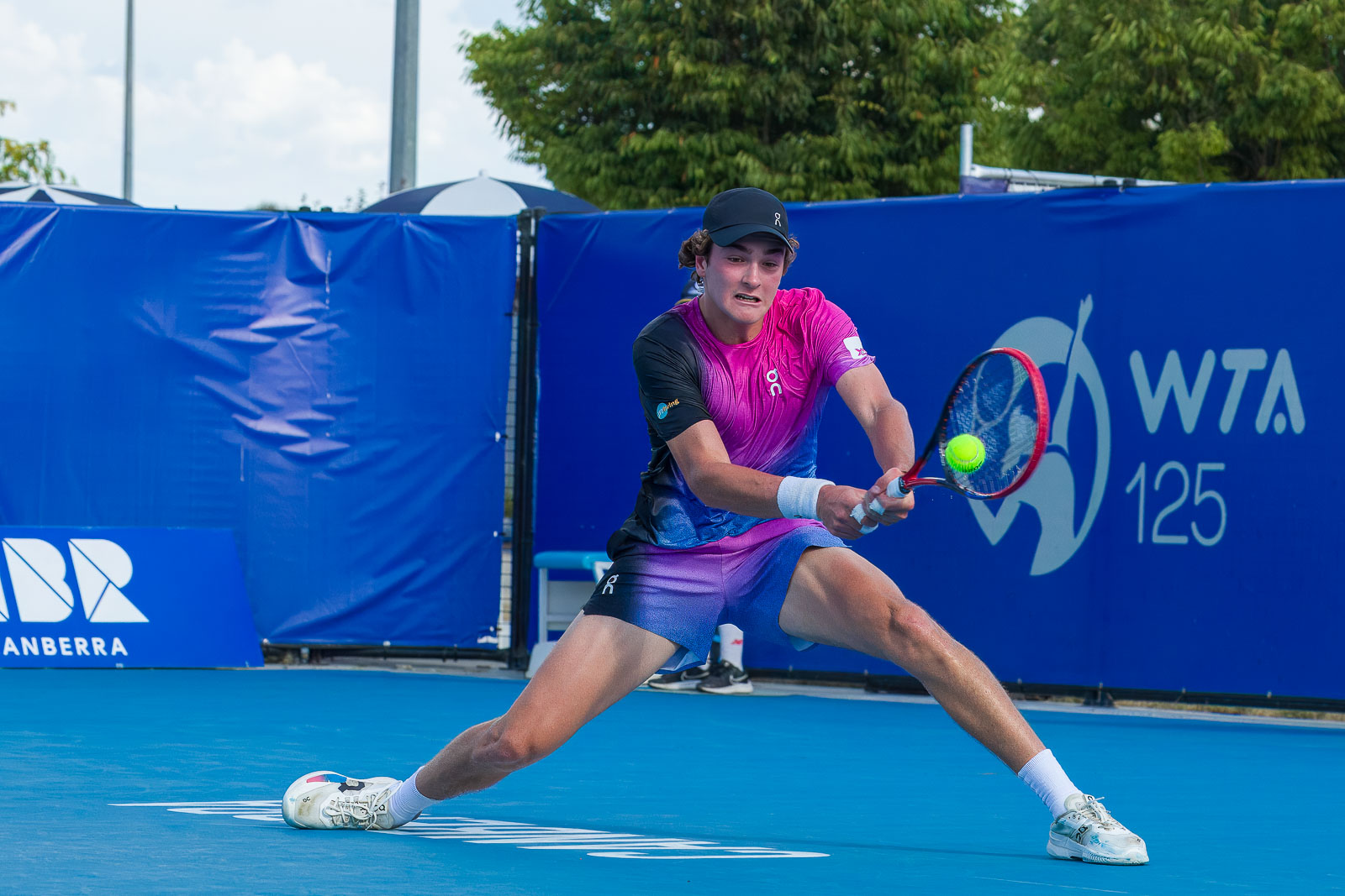 Fonseca playing at the 2025 Canberra Tennis International.