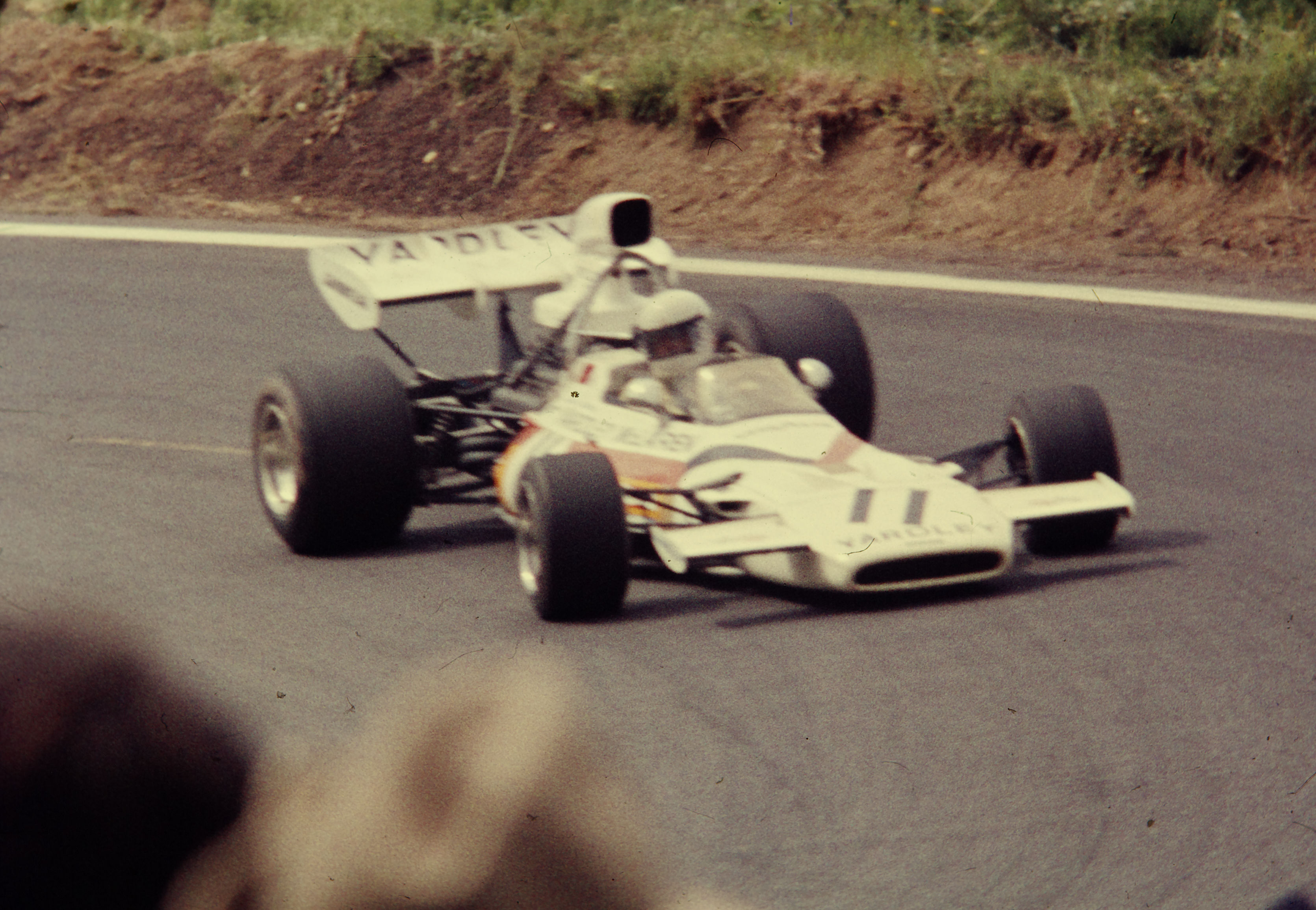 1972年フランスグランプリでマクラーレンをドライブするレッドマン。