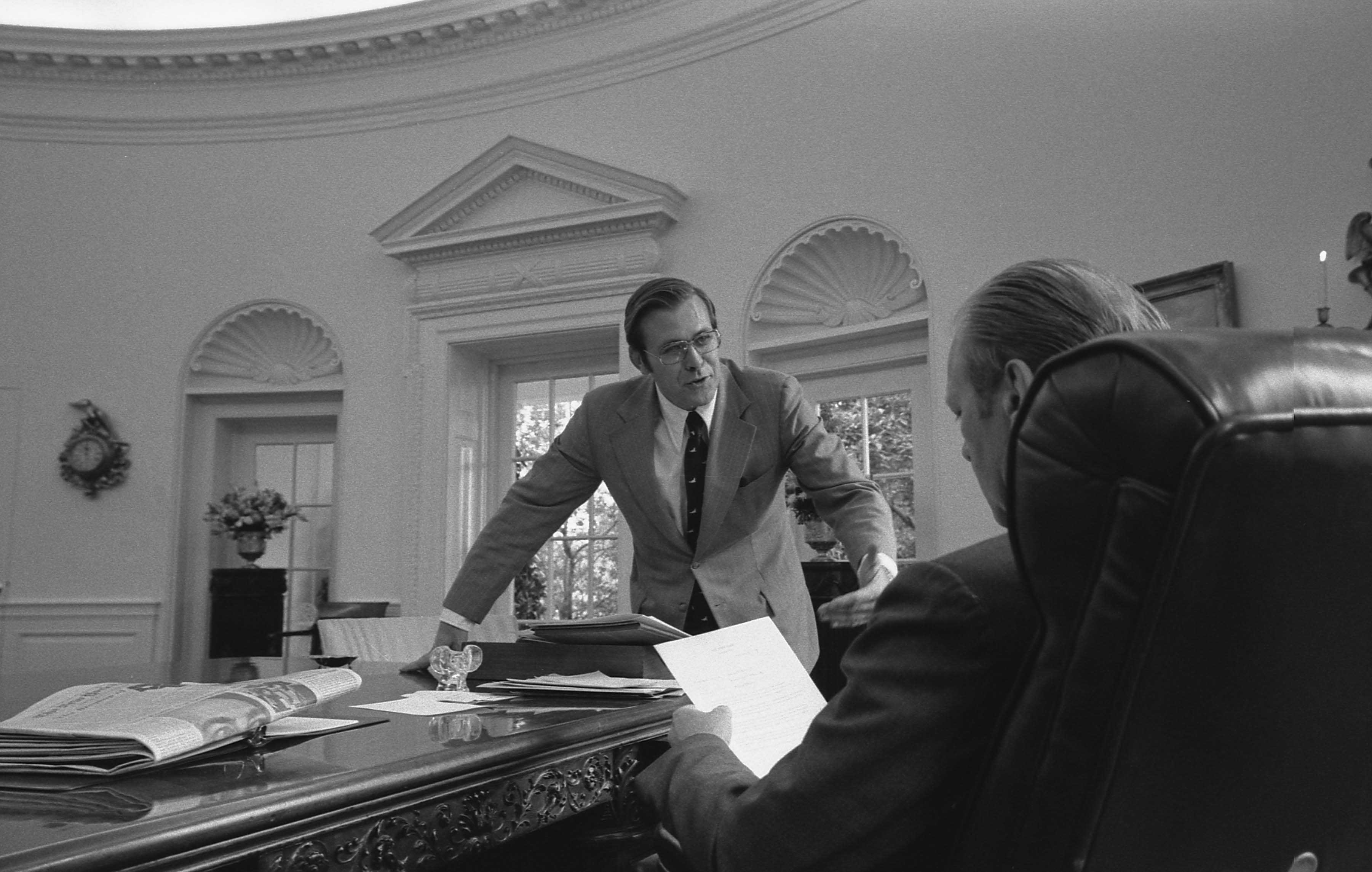 Ketua Staf Rumah Putih Donald Rumsfeld bersama Presiden Gerald Ford di Pejabat Oval, Rumah Putih.