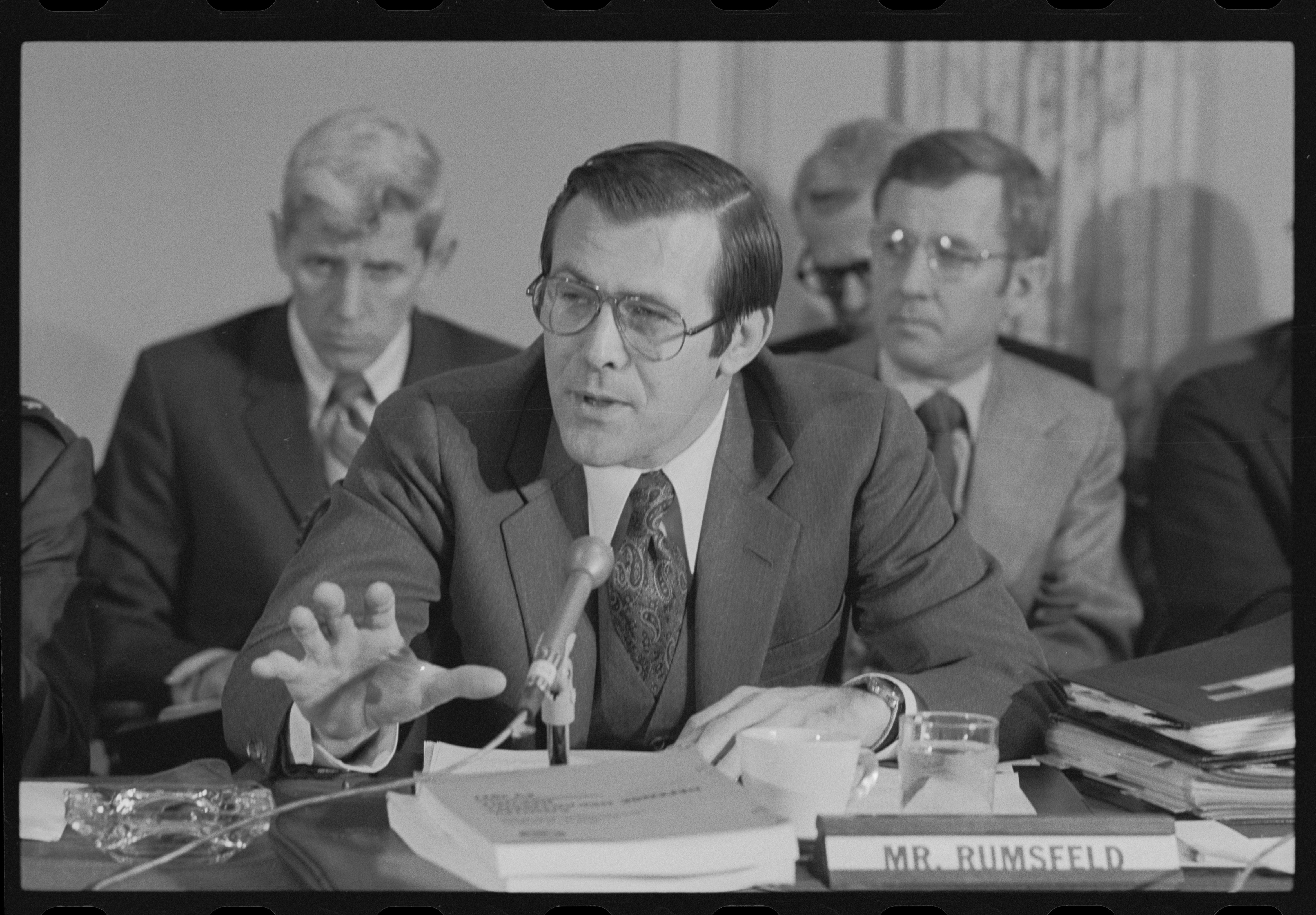 Setiausaha Pertahanan Donald Rumsfeld memberi keterangan di pendengaran Jawatankuasa Perkhidmatan Tentera Senat mengenai belanjawan Jabatan Pertahanan pada 9 Mac 1976.
