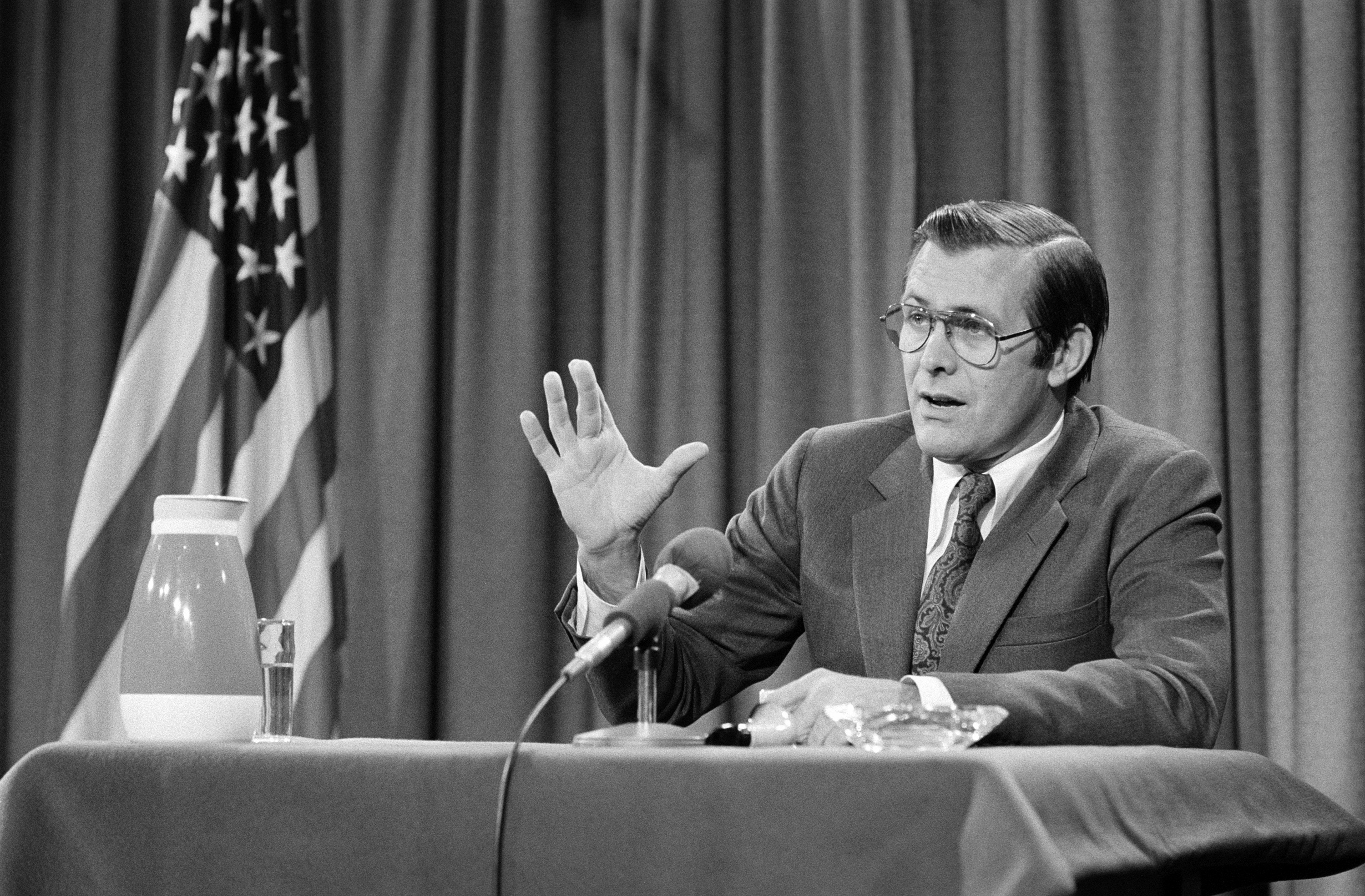 Setiausaha Pertahanan Donald Rumsfeld bercakap semasa sidang akhbar di Pentagon pada 6 Oktober 1976.