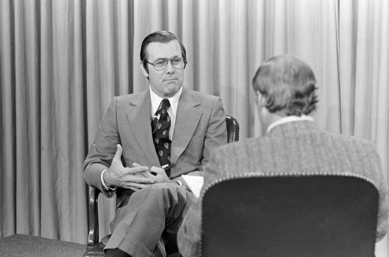 Setiausaha Pertahanan Donald Rumsfeld semasa temu bual dengan wartawan WMAL-TV Jim Clark di Studio Pentagon pada 4 November 1976.