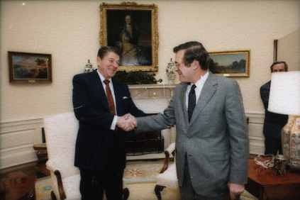 Donald Rumsfeld bersama Presiden Ronald Reagan di Pejabat Oval pada tahun 1983.