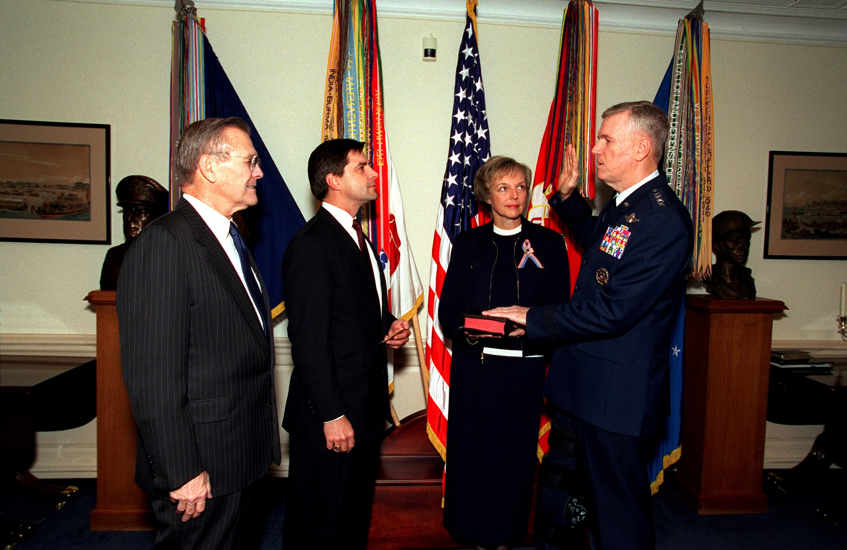 Setiausaha Pertahanan Donald Rumsfeld memerhatikan Jeneral Richard B. Myers mengangkat sumpah sebagai Pengerusi Ketua-ketua Staf Bersama ke-15, 1 Oktober 2001.