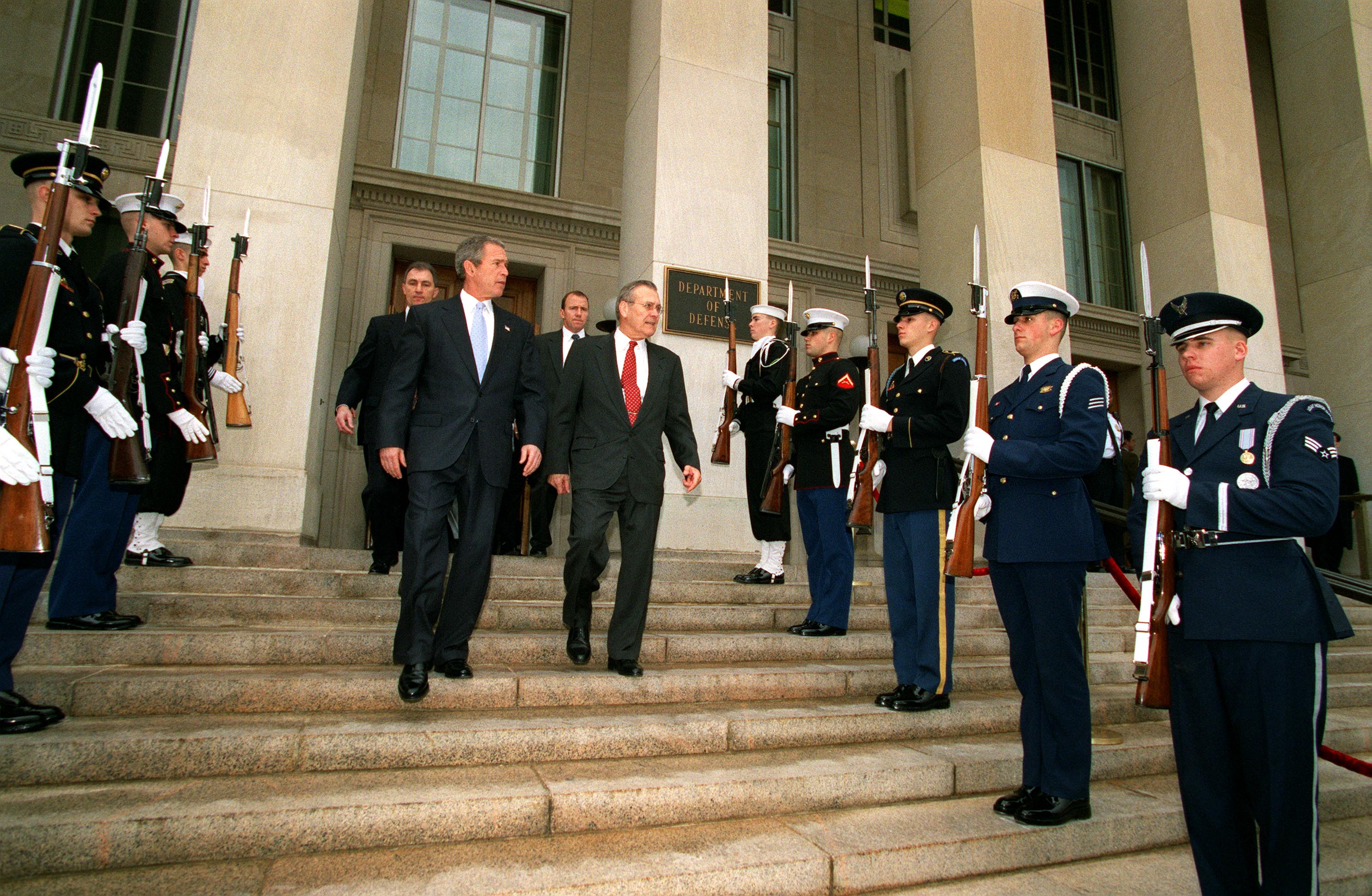 Setiausaha Pertahanan Donald Rumsfeld bersama Presiden George W. Bush, berikutan lawatan Presiden Bush ke Pentagon untuk berucap kepada anggota tentera dan Jabatan Pertahanan serta menandatangani Rang Undang-undang Peruntukan Pertahanan, 10 Januari 2002.