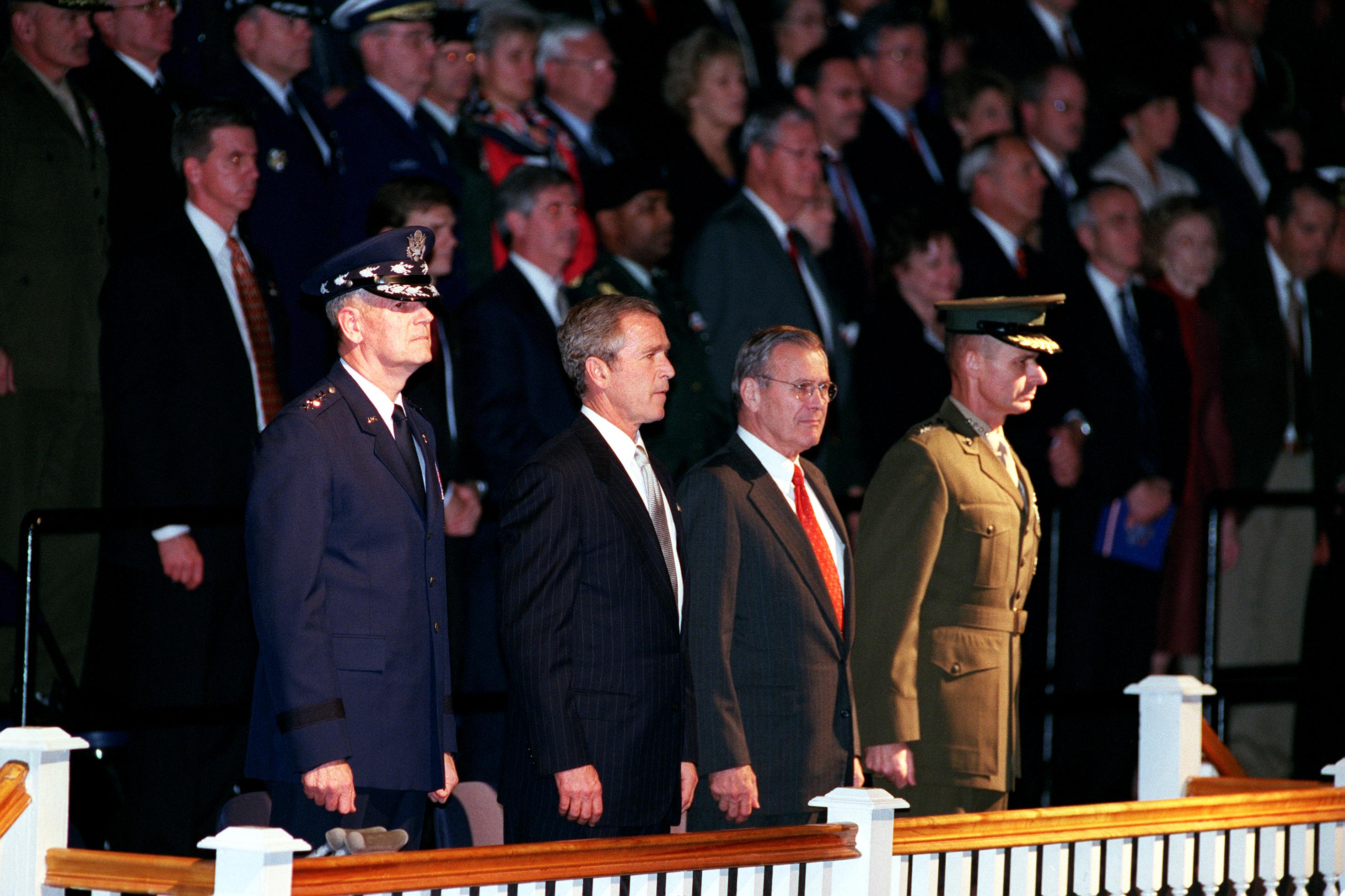Setiausaha Pertahanan Donald Rumsfeld, Presiden George W. Bush, Pengerusi Ketua-ketua Staf Bersama Jeneral Richard B. Myers, dan Naib Pengerusi Ketua-ketua Staf Bersama Jeneral Peter Pace memerhatikan tentera berarak di Fort Myer, Virginia, pada 15 Oktober 2001.