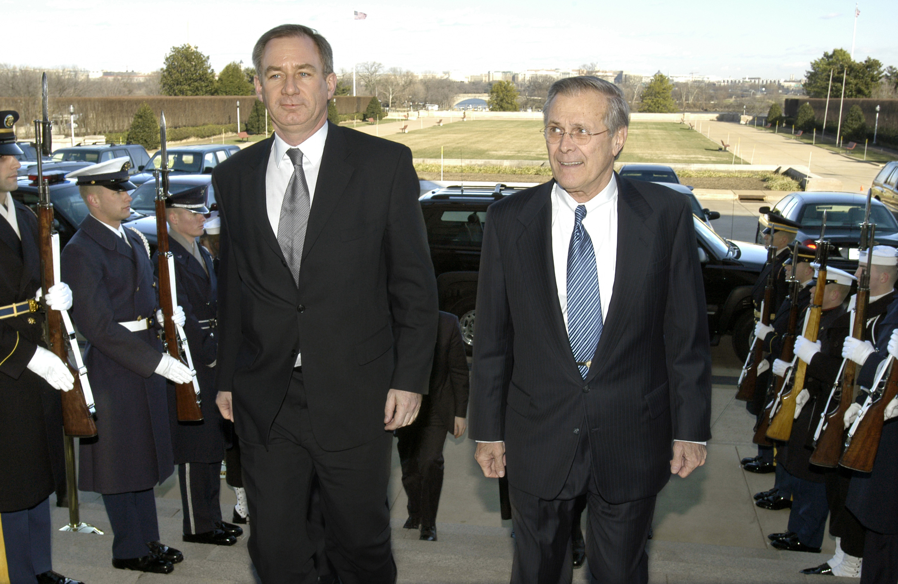 Rumsfeld bersama Setiausaha Negara Pertahanan UK Geoffrey Hoon.