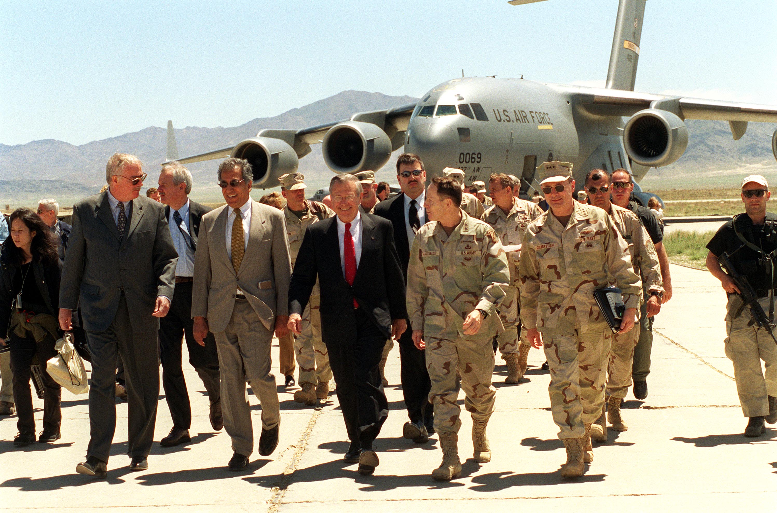 Setiausaha Pertahanan A.S. Donald Rumsfeld semasa lawatan ke Pangkalan Udara Bagram.