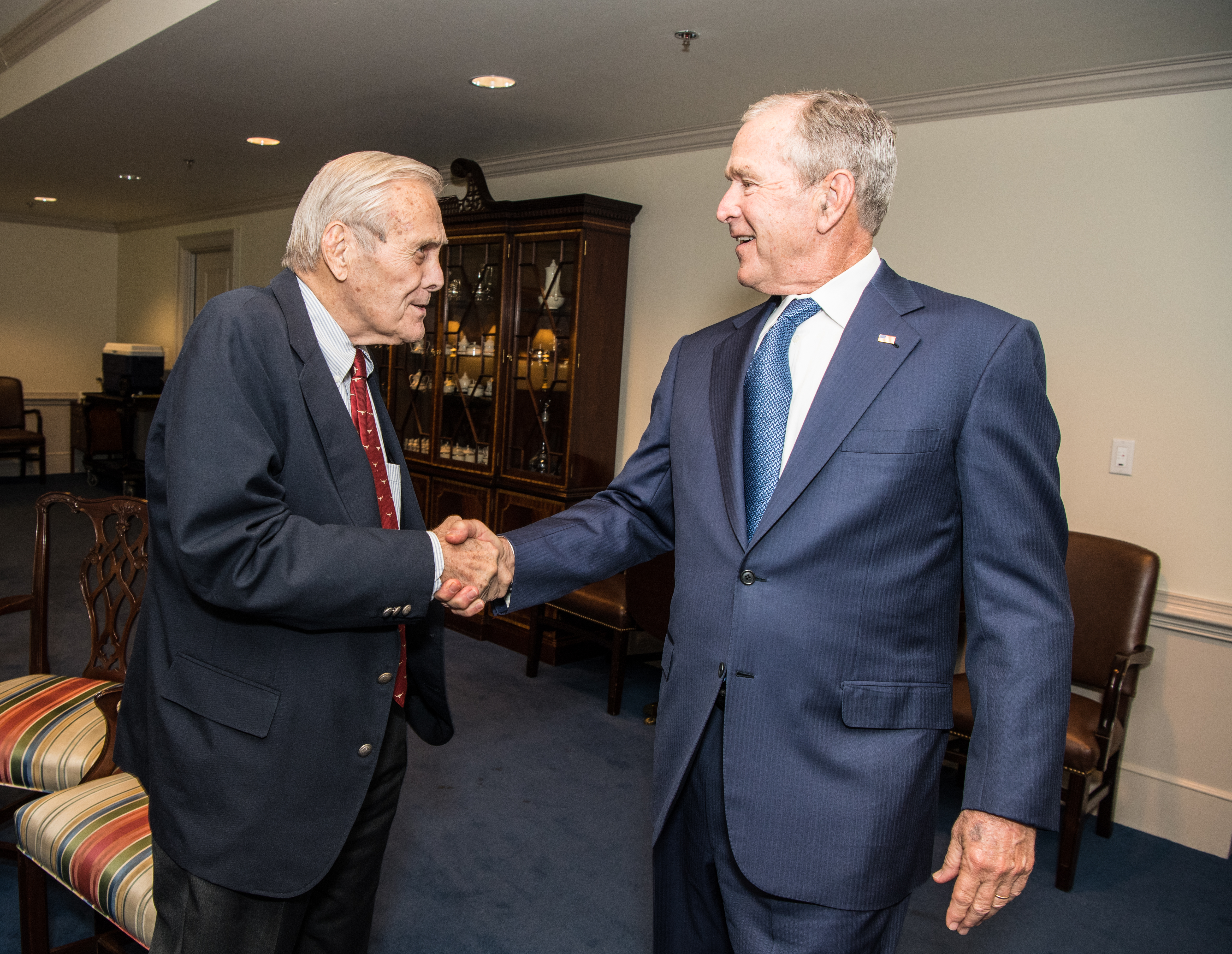 Rumsfeld menyambut bekas presiden George W. Bush pada tahun 2019.
