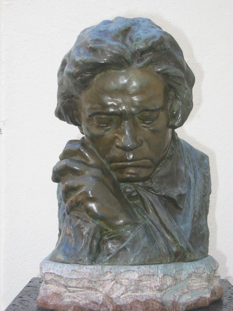 Tượng bán thân của Beethoven và ngôi nhà nơi ông sinh ra ở Bonn.