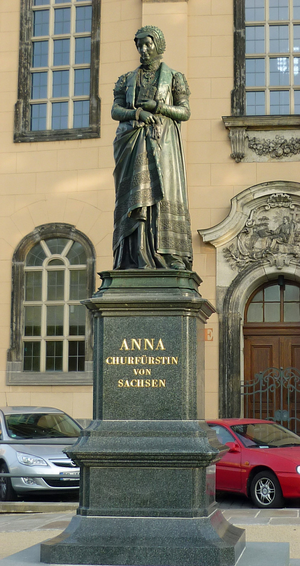 Patung Anna dari Denmark di Dresden.