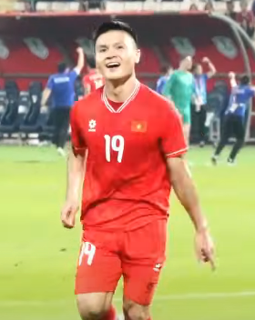 2024년 아세안 챔피언십 우승 후 베트남 대표팀과 함께 우승을 자축하는 응우옌꽝하이