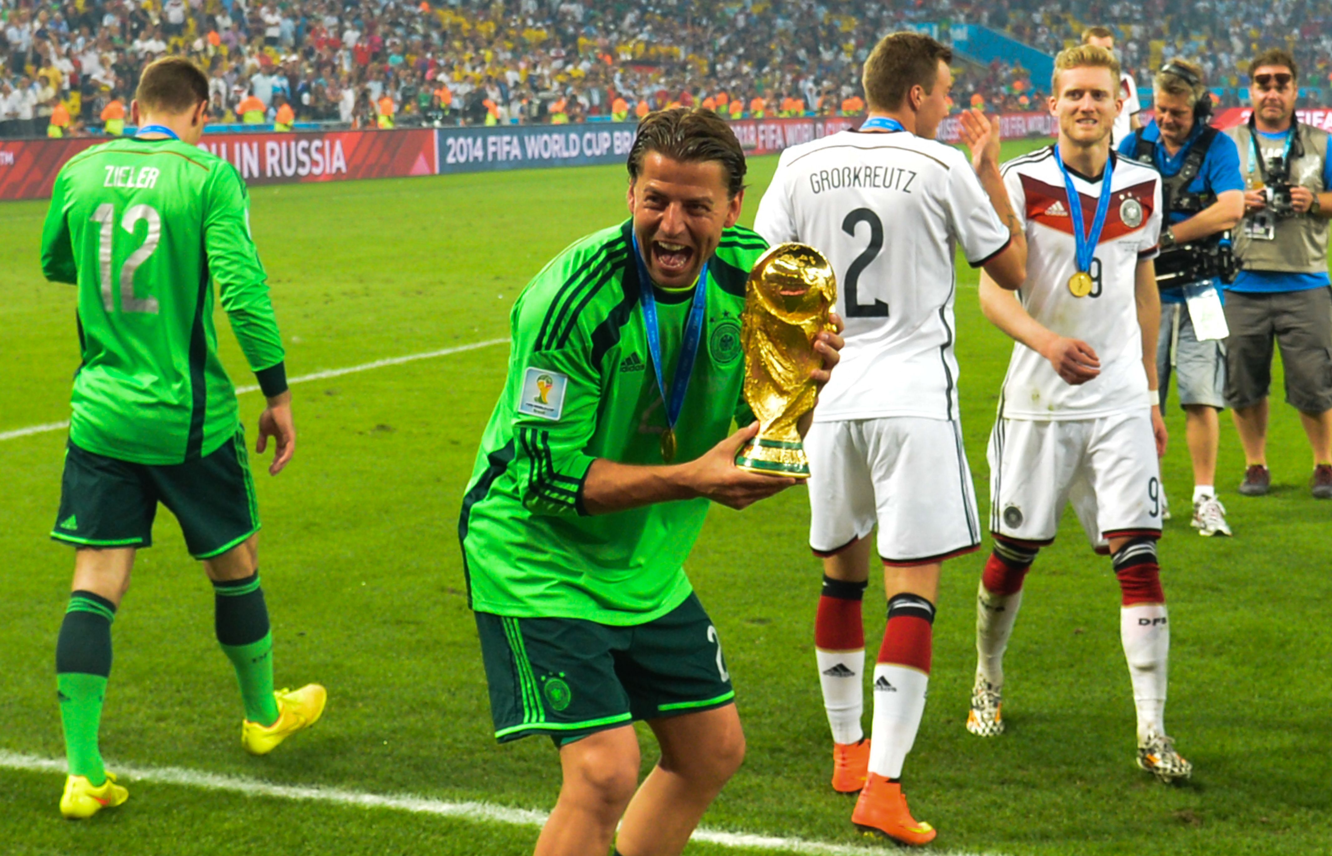 Weidenfeller memegang trofi Piala Dunia FIFA 2014 di Brazil.