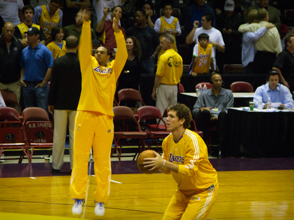 Brown (left) practices shooting with former Lakers teammate Luke Walton.