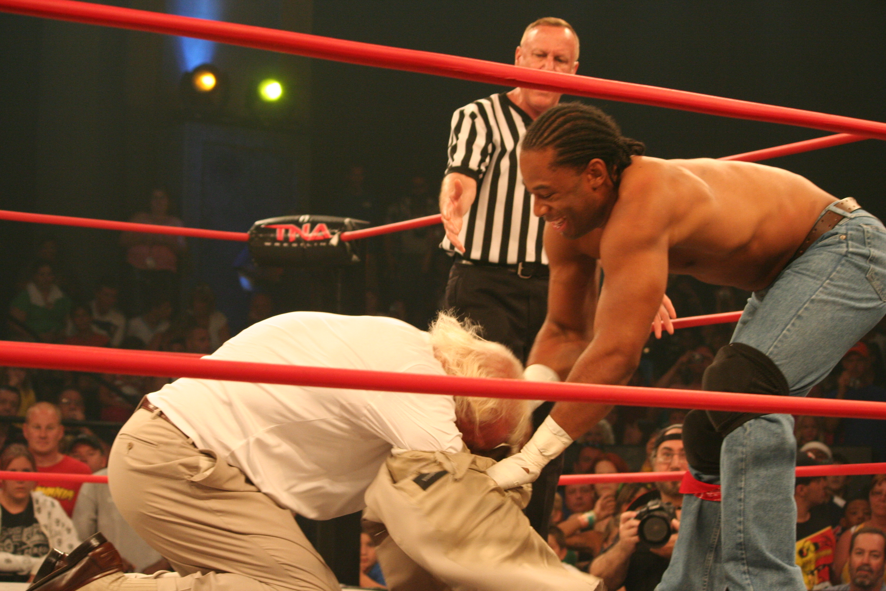 Lethal (kanan) bergulat melawan Ric Flair pada tahun 2010