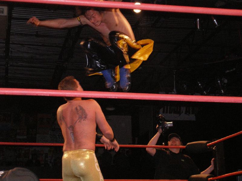 KUDO กำลังใช้ท่า Diving Double Knee Drop ใส่ อิคารัส