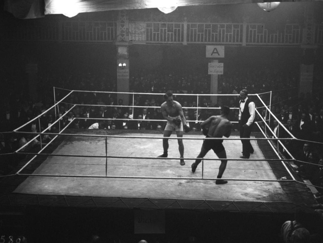 Smith (right), during his bout with Georges Carpentier