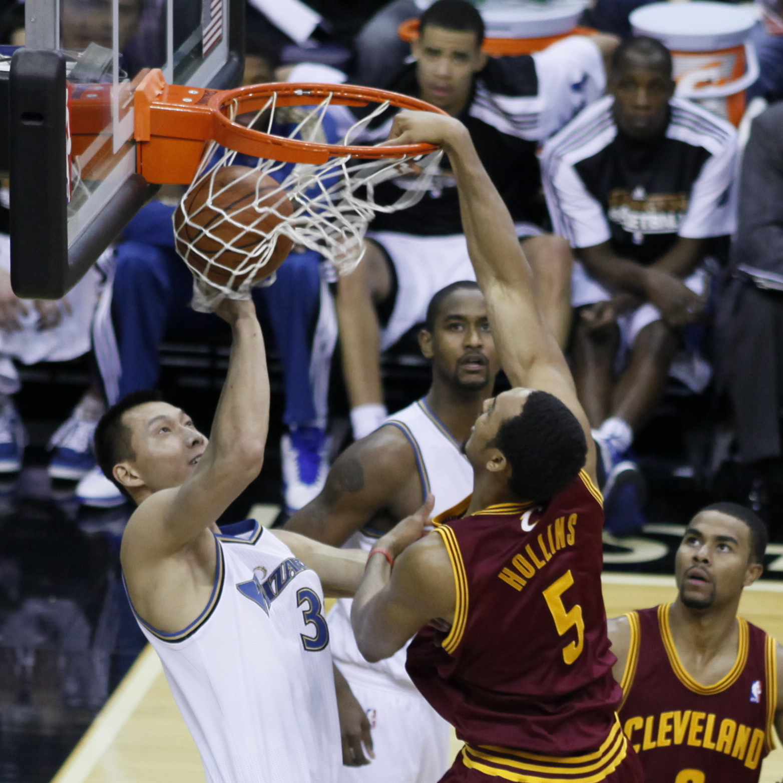 클리블랜드 소속으로 워싱턴 위저즈의 이젠롄을 상대로 덩크하는 홀린스