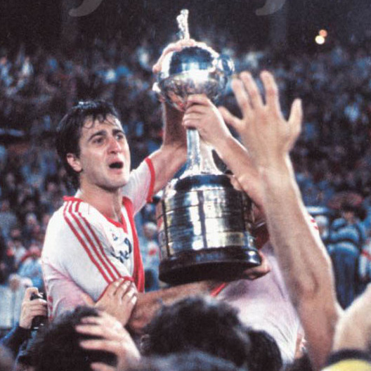 Alonso holding the 1986 Copa Libertadores trophy.