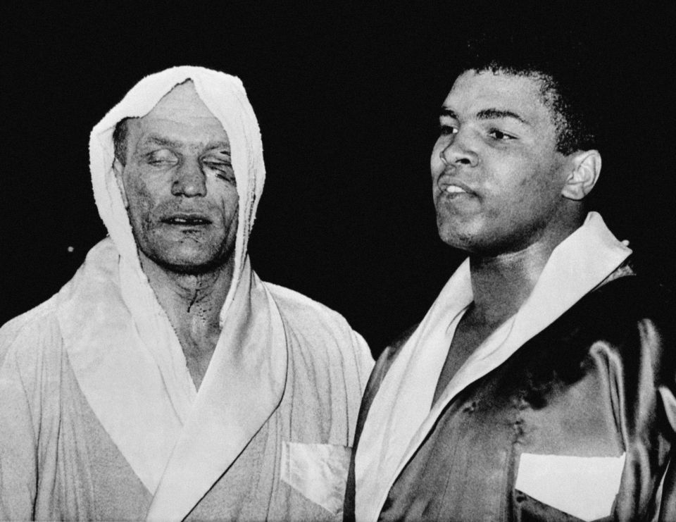 무하마드 알리와 헨리 쿠퍼가 1963년 6월 18일 경기 후 함께 있는 모습