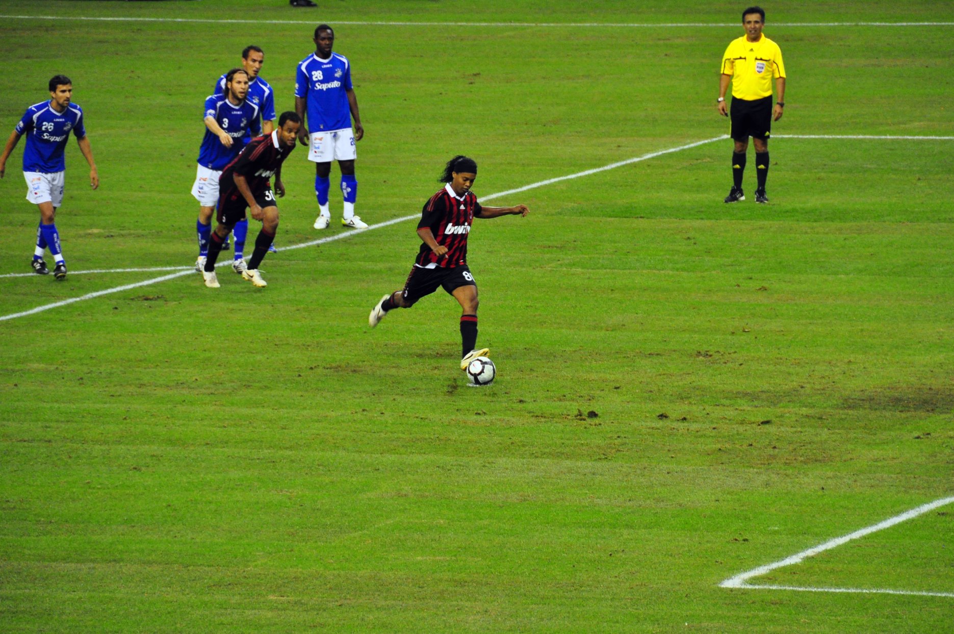 Ronaldinho trên chấm luân lưu trong trận giao hữu gặp Montréal năm 2010.