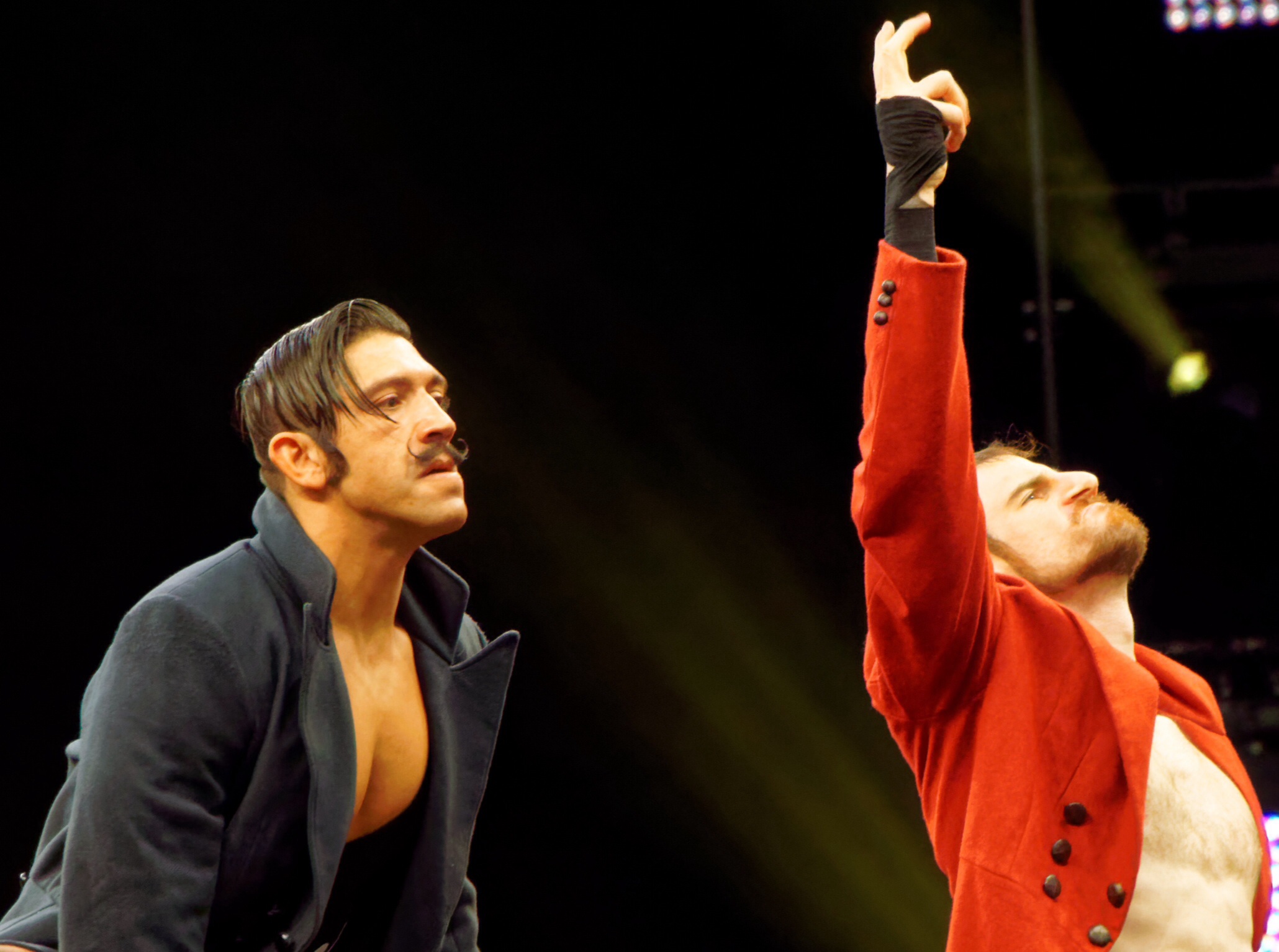 English (kanan) bersama Simon Gotch pada April 2016